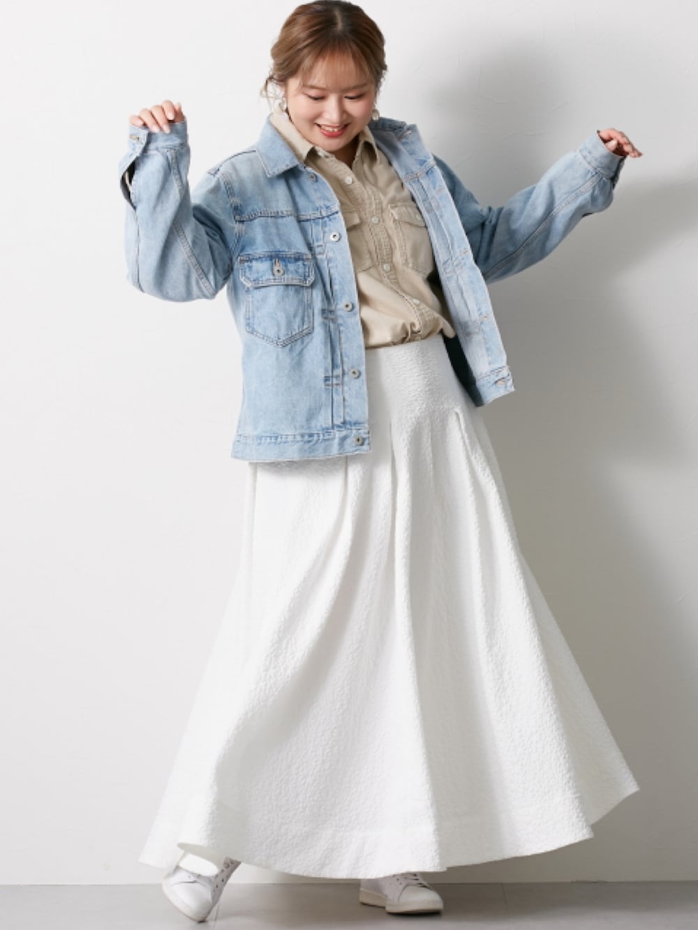 「大きいサイズレディースファッション、モデル、ぽっちゃり、CHIC STYLE、春コーデ、160cm台コーデ」｜「nissenの大きいサイズ ボンディングハイウエストマキシスカート シックスタイル（スカート、ホワイト系）」を使った、nissen Smile Modelsさん（レディース・160cm）の冬コーディネートの2枚目の写真