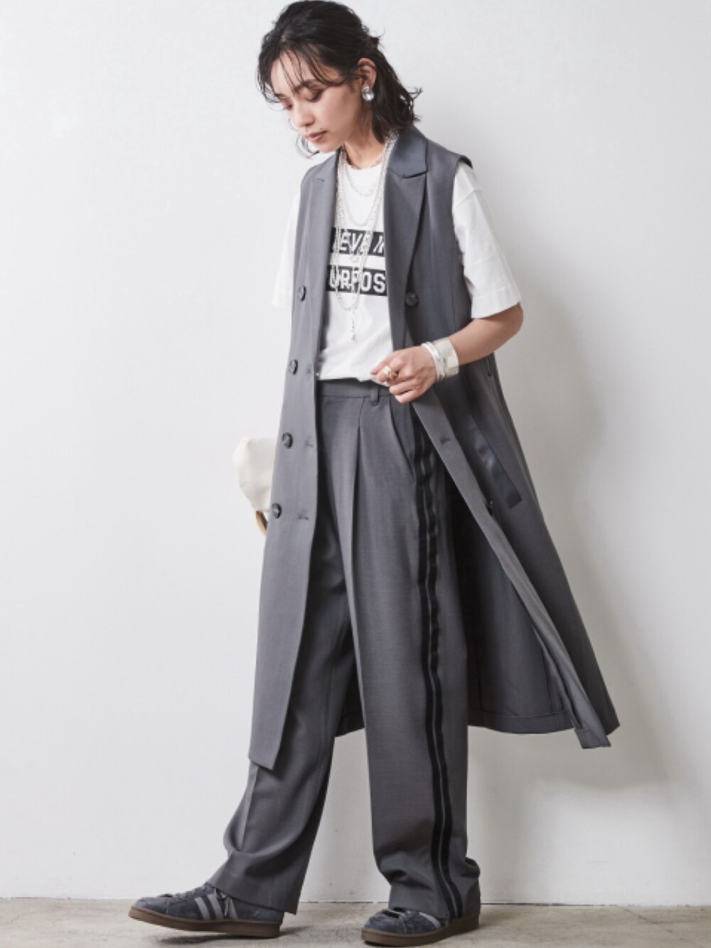 「大きいサイズレディースファッション、モデル、レギュラー、CHIC STYLE、秋コーデ、きれいめカジュアル、T-shirt、Layered、Set Up、Gray、Monotone」｜「CHIC STYLEの大きいサイズ 綿100％ロゴプリントTシャツ シックスタイル（Tシャツ/カットソー、ホワイト系）」を使った、nissen Smile Modelsさん（レディース・163cm）の夏コーディネートの2枚目の写真