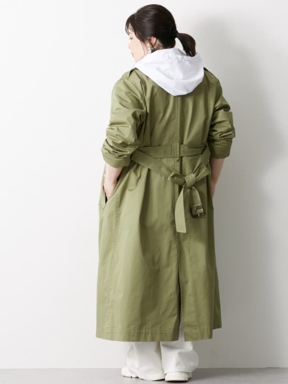 「大きいサイズレディースファッション、モデル、ぽっちゃり、CHIC STYLE、春コーデ、150cm台コーデ」｜「nissenの大きいサイズ 綿100％ロングトレンチコート シックスタイル（トレンチコート、ベージュ系）」を使った、nissen Smile Modelsさん（レディース・158cm）の冬コーディネートの2枚目の写真