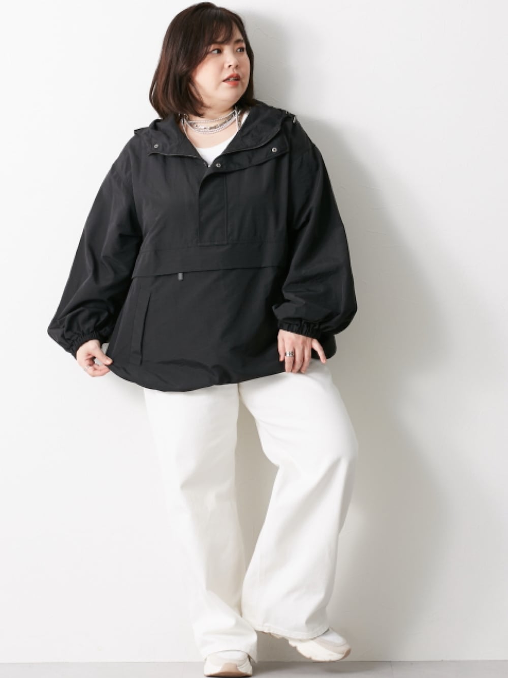 「大きいサイズレディースファッション、モデル、ぽっちゃり、CHIC STYLE、春コーデ、150cm台コーデ」｜「CHIC STYLEの大きいサイズ アノラックパーカー シックスタイル（パーカー、ブラック系）」を使った、nissen Smile Modelsさん（レディース・158cm）の冬コーディネートの2枚目の写真