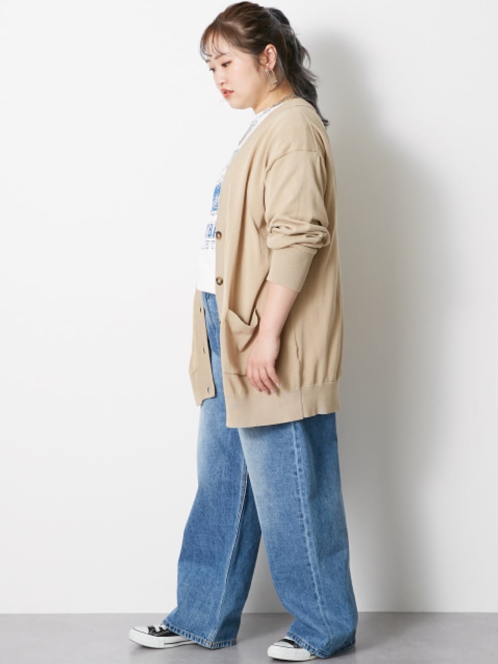 「大きいサイズレディースファッション、モデル、ぽっちゃり、CHIC STYLE、春コーデ、160cm台コーデ」｜「CHIC STYLEの大きいサイズ 綿100％タックバギーデニムパンツ シックスタイル（デニムパンツ、ブルー系）」を使った、nissen Smile Modelsさん（レディース・160cm）の冬コーディネートの2枚目の写真