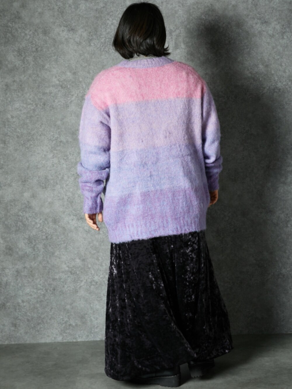 パープル系のワンピース、ピンク系のカーディガン/ボレロを着用したレディースの秋コーディネートの2枚目の写真