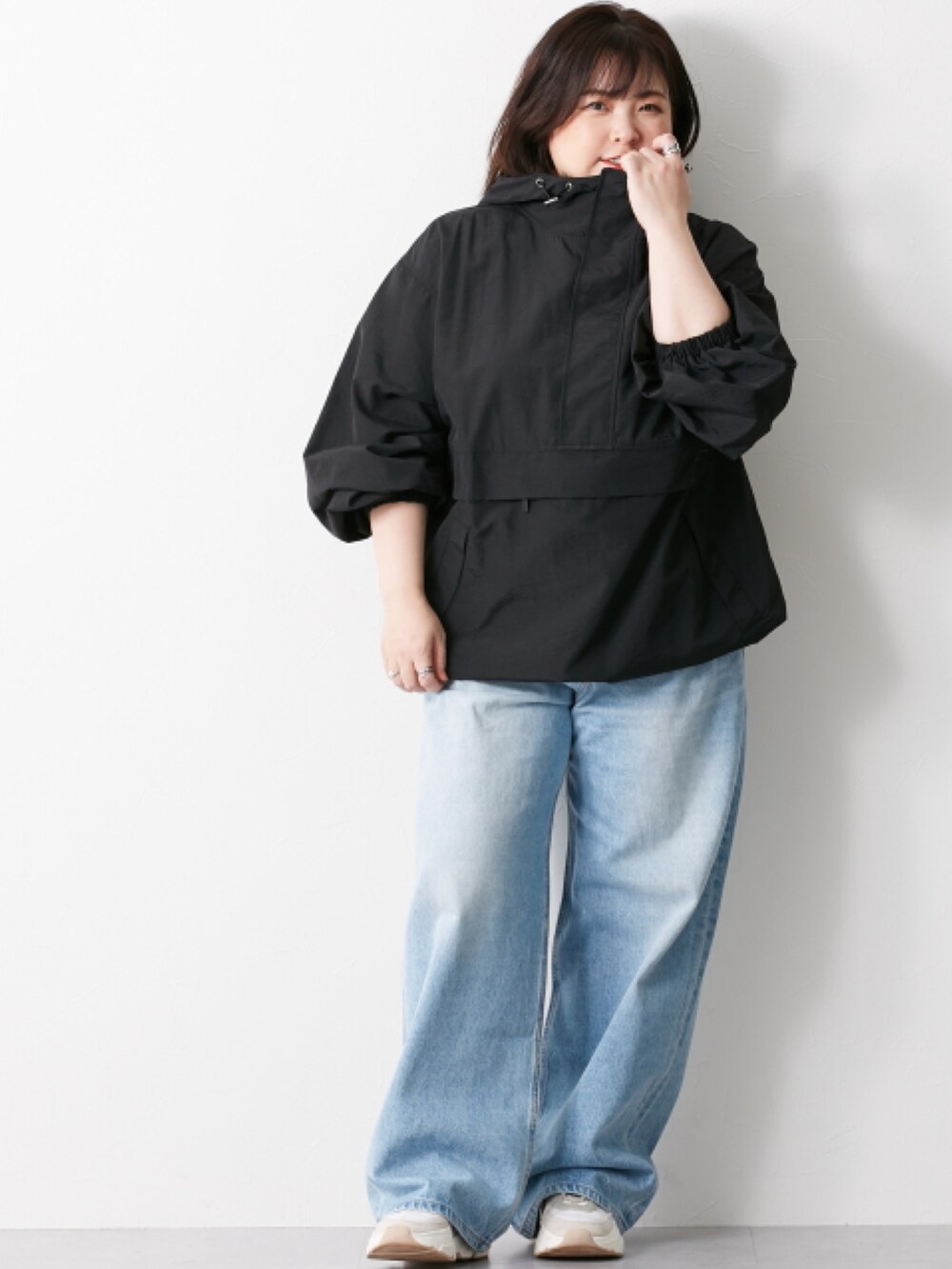 「大きいサイズレディースファッション、モデル、ぽっちゃり、CHIC STYLE、春コーデ、150cm台コーデ」｜「CHIC STYLEの大きいサイズ 綿100％タックバギーデニムパンツ シックスタイル（デニムパンツ、ブルー系）」を使った、nissen Smile Modelsさん（レディース・158cm）の冬コーディネートの3枚目の写真