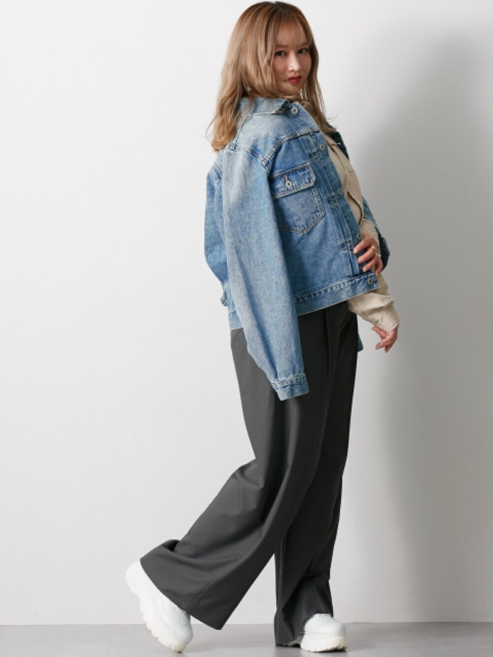 「大きいサイズレディースファッション、モデル、ぽっちゃり、CHIC STYLE、春コーデ、160cm台コーデ」｜「nissenの大きいサイズ 綿100％ヴィンテージ風デニムジャケット シックスタイル（ジャケット/アウター、ブルー系）」を使った、nissen Smile Modelsさん（レディース・160cm）の冬コーディネートの2枚目の写真