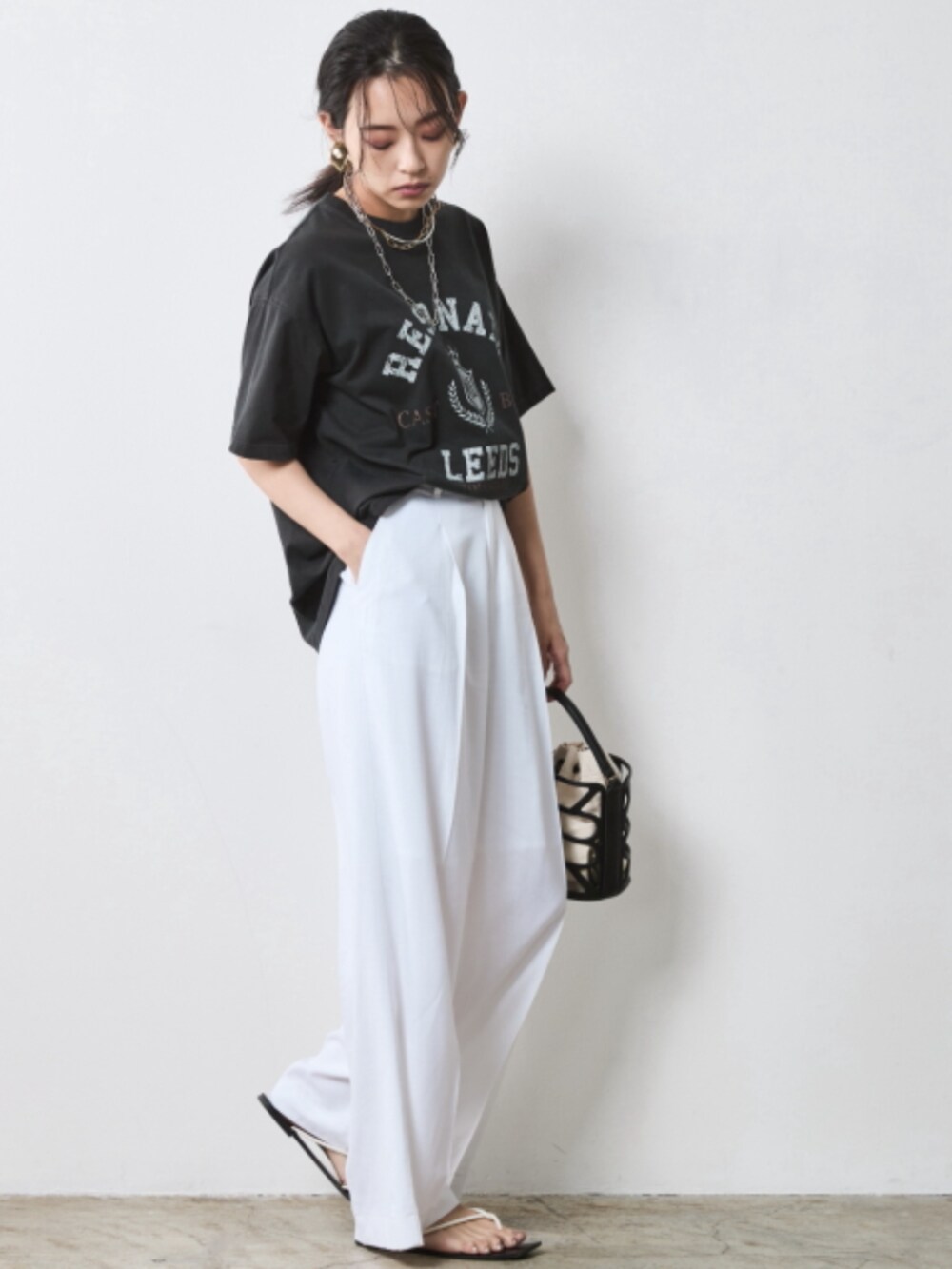 「大きいサイズレディースファッション、モデル、レギュラー、春コーデ、夏コーデ、きれいめカジュアル、CHIC STYLE、T-shirt、Layered、Monotone」｜「CHIC STYLEの綿100％ワイドリブVネックニットカーディガン＜大きいサイズ有＞シックスタイル（カーディガン/ボレロ、ホワイト系）」を使った、nissen Smile Modelsさん（レディース・163cm）の春コーディネートの2枚目の写真