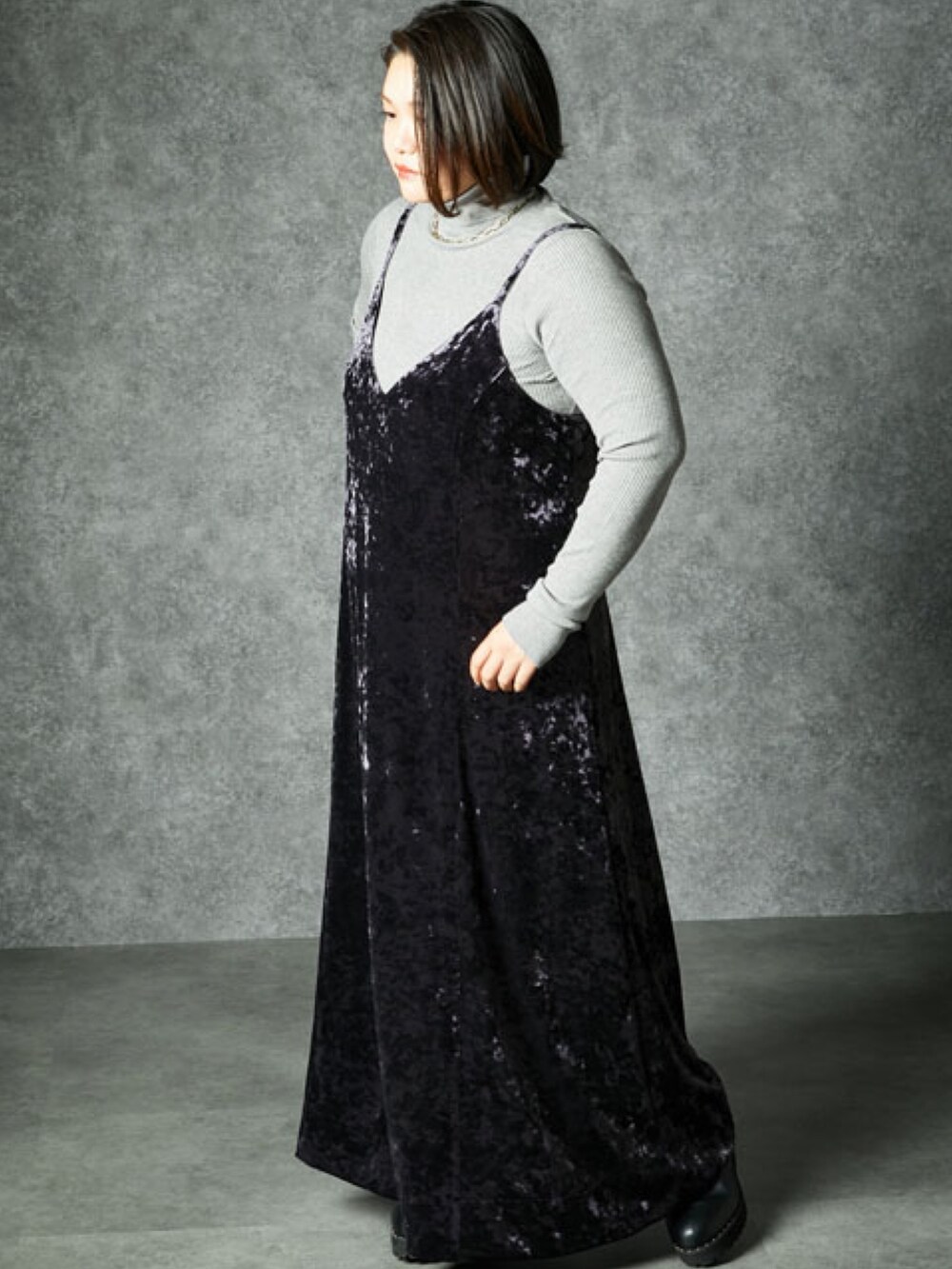 パープル系のワンピースを着用したレディースの冬コーディネートの2枚目の写真