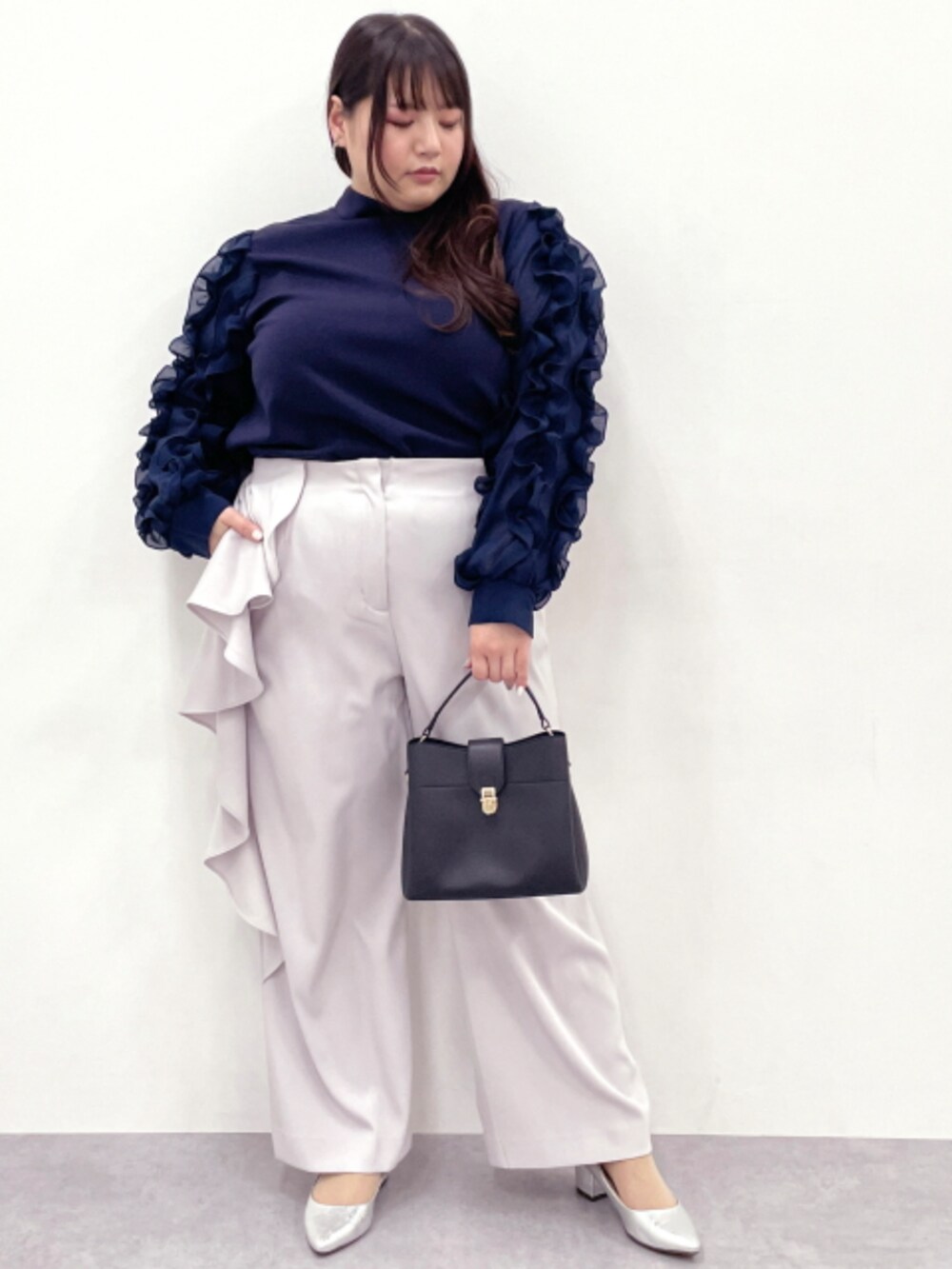 ブルー系のTシャツ/カットソー、ベージュ系のスラックスを着用したレディースの冬コーディネートの2枚目の写真