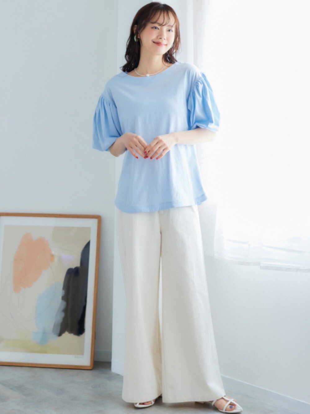 ホワイト系のパンツ、ブルー系のTシャツ/カットソーを着用したレディースの夏コーディネートの2枚目の写真