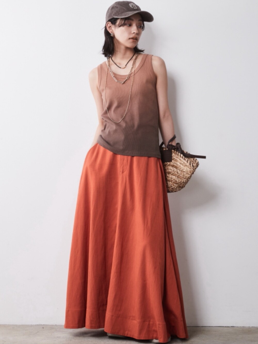 「モデル、キレイめ、きれいめカジュアル、夏コーデ、cardigan、maxi skirt、レギュラー、大きいサイズレディースファッション、CHIC STYLE、Linen Mix」｜「CHIC STYLEの大きいサイズ レーヨン麻フレアマキシスカート シックスタイル（スカート、オレンジ系）」を使った、nissen Smile Modelsさん（レディース・163cm）の春コーディネートの2枚目の写真