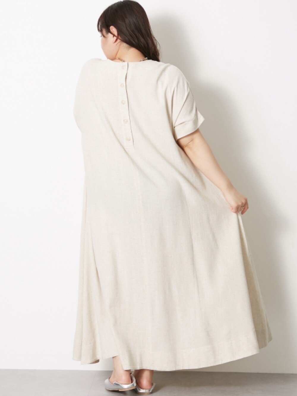 ベージュ系のワンピースを着用したレディースの春コーディネートの2枚目の写真