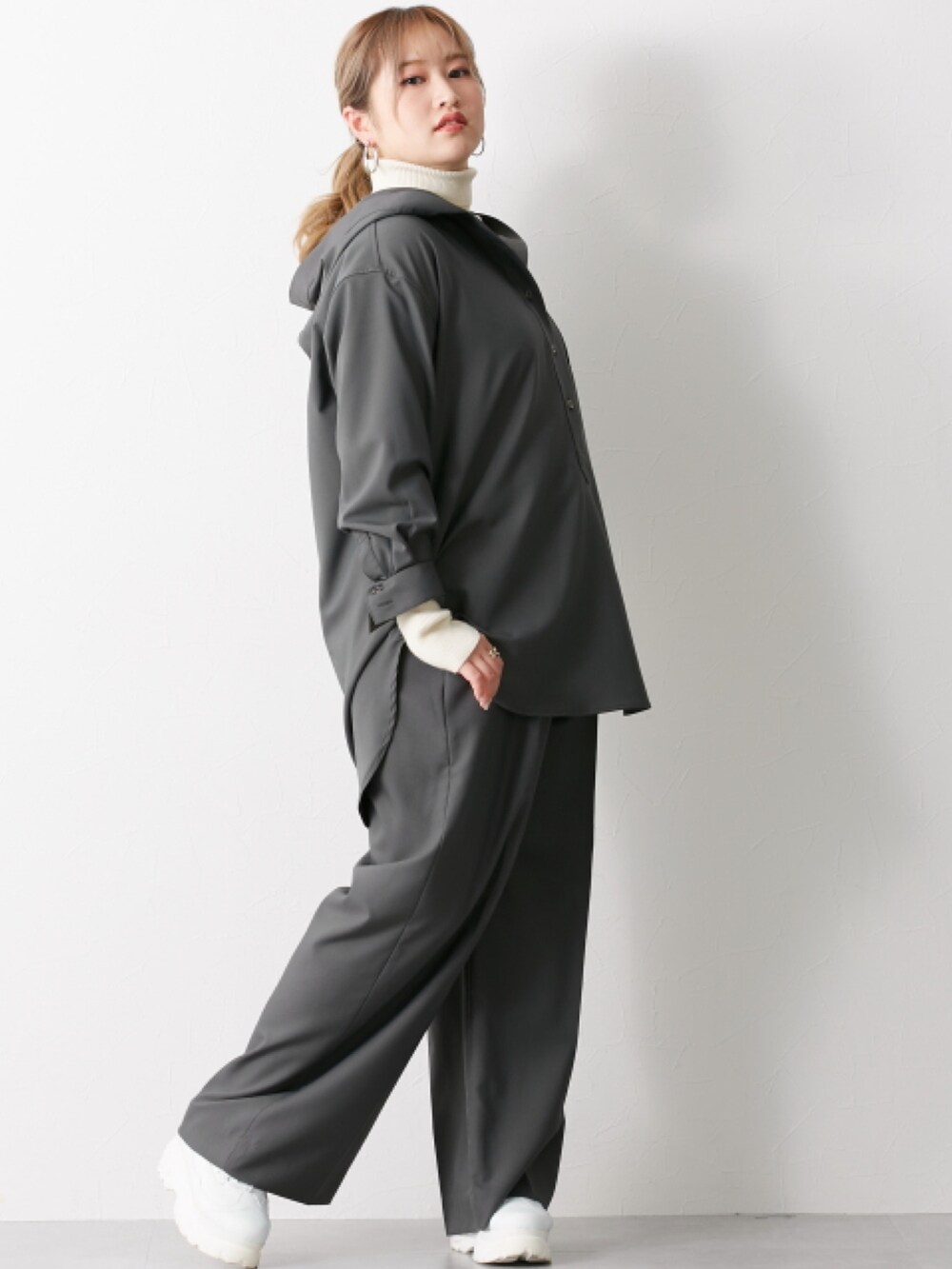 「大きいサイズレディースファッション、モデル、ぽっちゃり、CHIC STYLE、春コーデ、160cm台コーデ」｜「nissenの大きいサイズ 綿100％ヴィンテージ風デニムジャケット シックスタイル（ジャケット/アウター、ブルー系）」を使った、nissen Smile Modelsさん（レディース・160cm）の冬コーディネートの3枚目の写真
