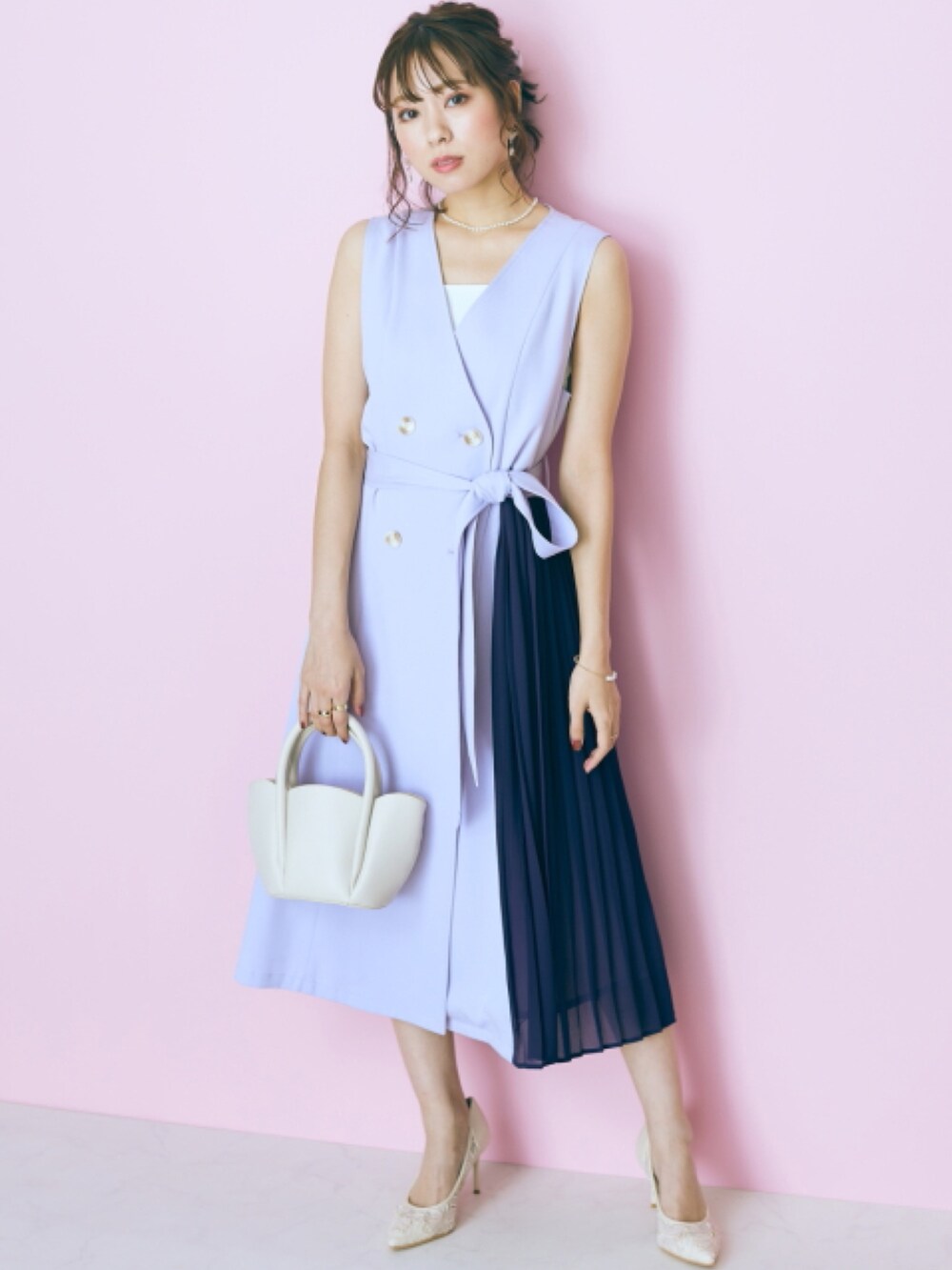 ホワイト系のキャミソール、パープル系のジャケット/アウターを着用したレディースの冬コーディネートの2枚目の写真