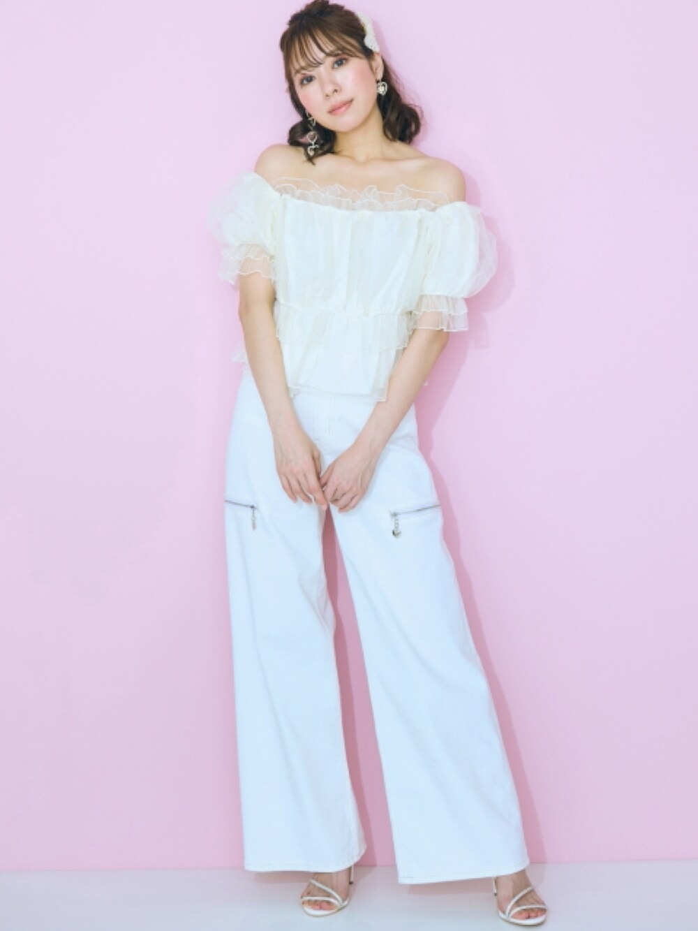 「大きいサイズレディースファッション、モデル、レギュラー、marun、夏コーデ、かわいい」｜「nissenの大きいサイズ サイドスリットワイドパンツ marun（パンツ、ホワイト系）」を使った、nissen Smile Modelsさん（レディース・162cm）の春コーディネートの2枚目の写真