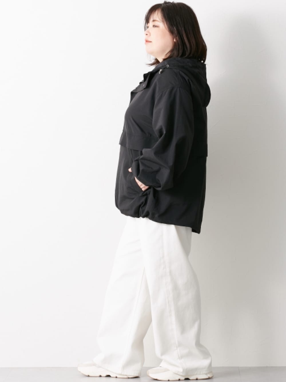 「大きいサイズレディースファッション、モデル、ぽっちゃり、CHIC STYLE、春コーデ、150cm台コーデ」｜「CHIC STYLEの大きいサイズ アノラックパーカー シックスタイル（パーカー、ブラック系）」を使った、nissen Smile Modelsさん（レディース・158cm）の冬コーディネートの3枚目の写真