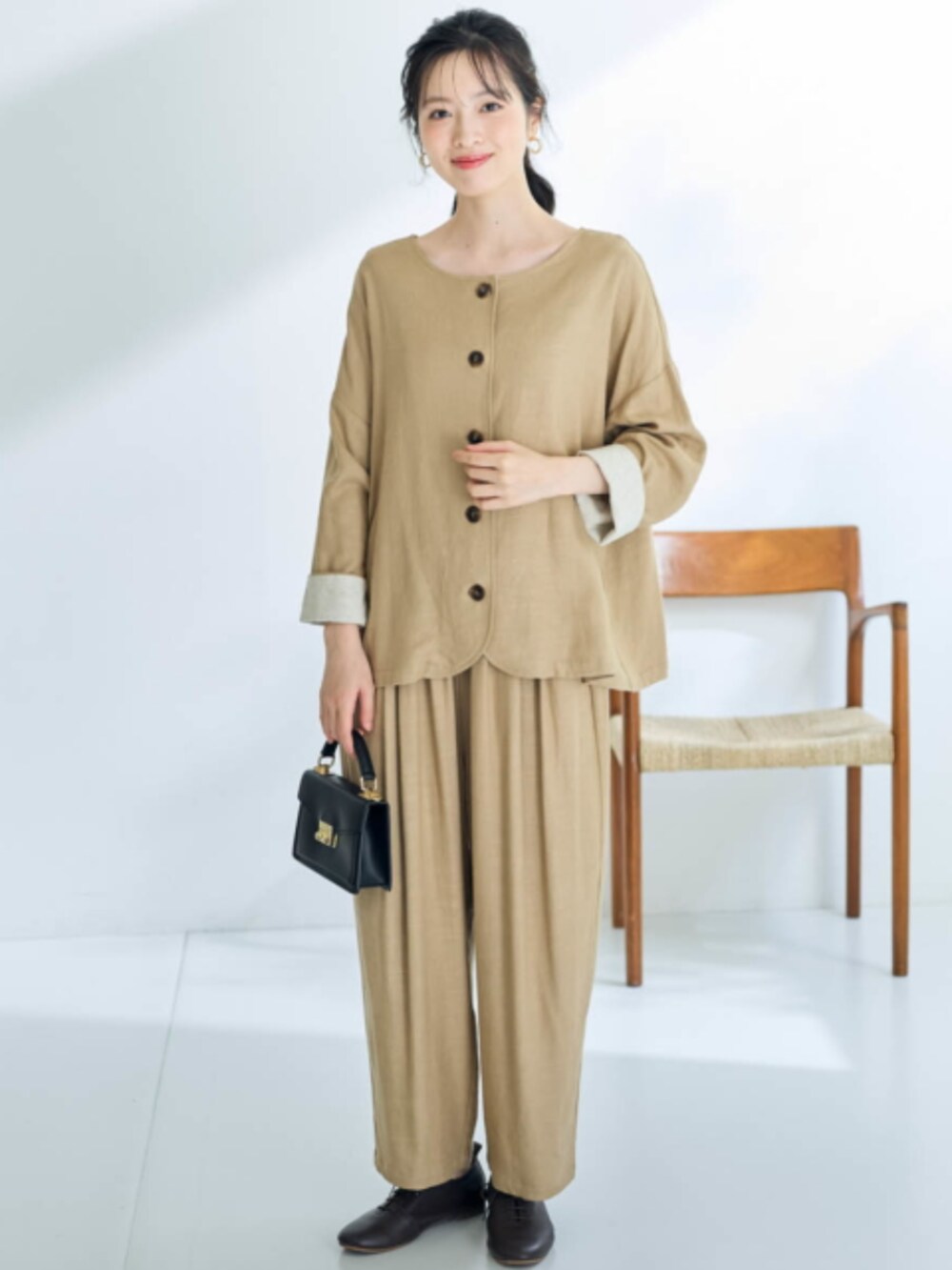 ベージュ系のノーカラージャケット、ベージュ系のその他パンツ、ホワイト系のシャツ/ブラウスを着用したレディースの冬コーディネートの4枚目の写真