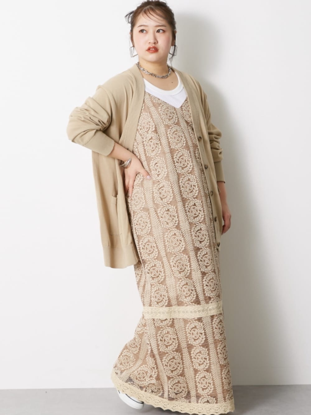 「大きいサイズレディースファッション、モデル、ぽっちゃり、CHIC STYLE、春コーデ、160cm台コーデ」｜「CHIC STYLEの大きいサイズ 綿100％タックバギーデニムパンツ シックスタイル（デニムパンツ、ブルー系）」を使った、nissen Smile Modelsさん（レディース・160cm）の冬コーディネートの2枚目の写真