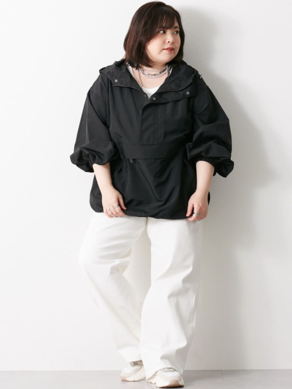 「大きいサイズレディースファッション、モデル、ぽっちゃり、CHIC STYLE、春コーデ、150cm台コーデ」｜「CHIC STYLEの大きいサイズ アノラックパーカー シックスタイル（パーカー、ブラック系）」を使った、nissen Smile Modelsさん（レディース・158cm）の冬コーディネートの4枚目の写真