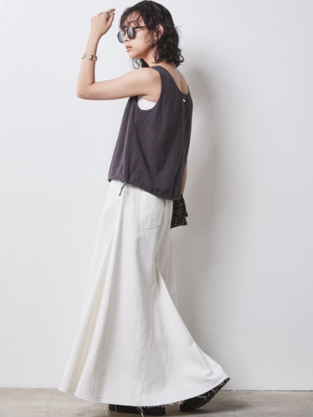 「モデル、skirt、キレイめ、きれいめカジュアル、夏コーデ、denim skirt、maxi skirt、レギュラー、大きいサイズレディースファッション、CHIC STYLE」｜「CHIC STYLEの大きいサイズ 綿100％デニムフレアマキシスカート シックスタイル（スカート、ホワイト系）」を使った、nissen Smile Modelsさん（レディース・163cm）の春コーディネートの3枚目の写真