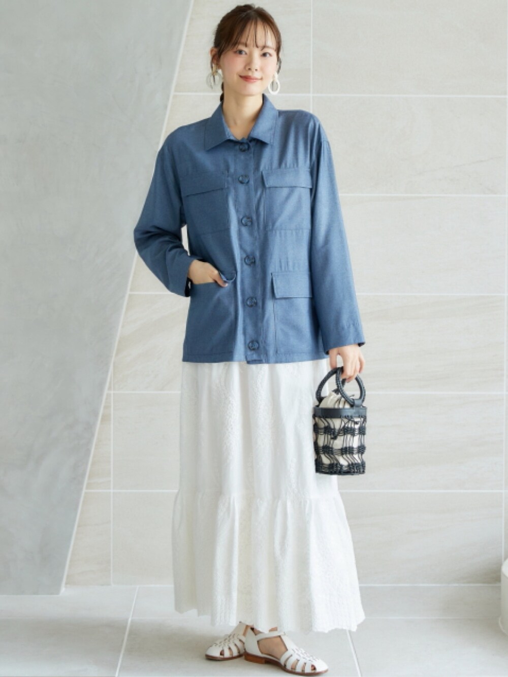ブルー系のシャツ/ブラウス、ホワイト系のスカートを着用したレディースの春コーディネートの2枚目の写真