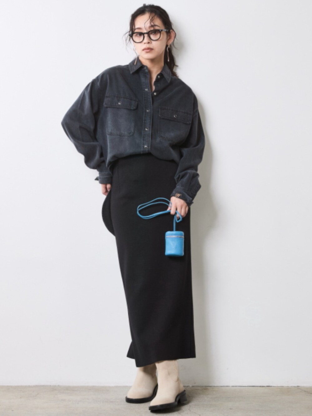 ブラック系のスカート、ブラック系のシャツ/ブラウス、ブラック系のブルゾンを着用したレディースの秋コーディネートの2枚目の写真