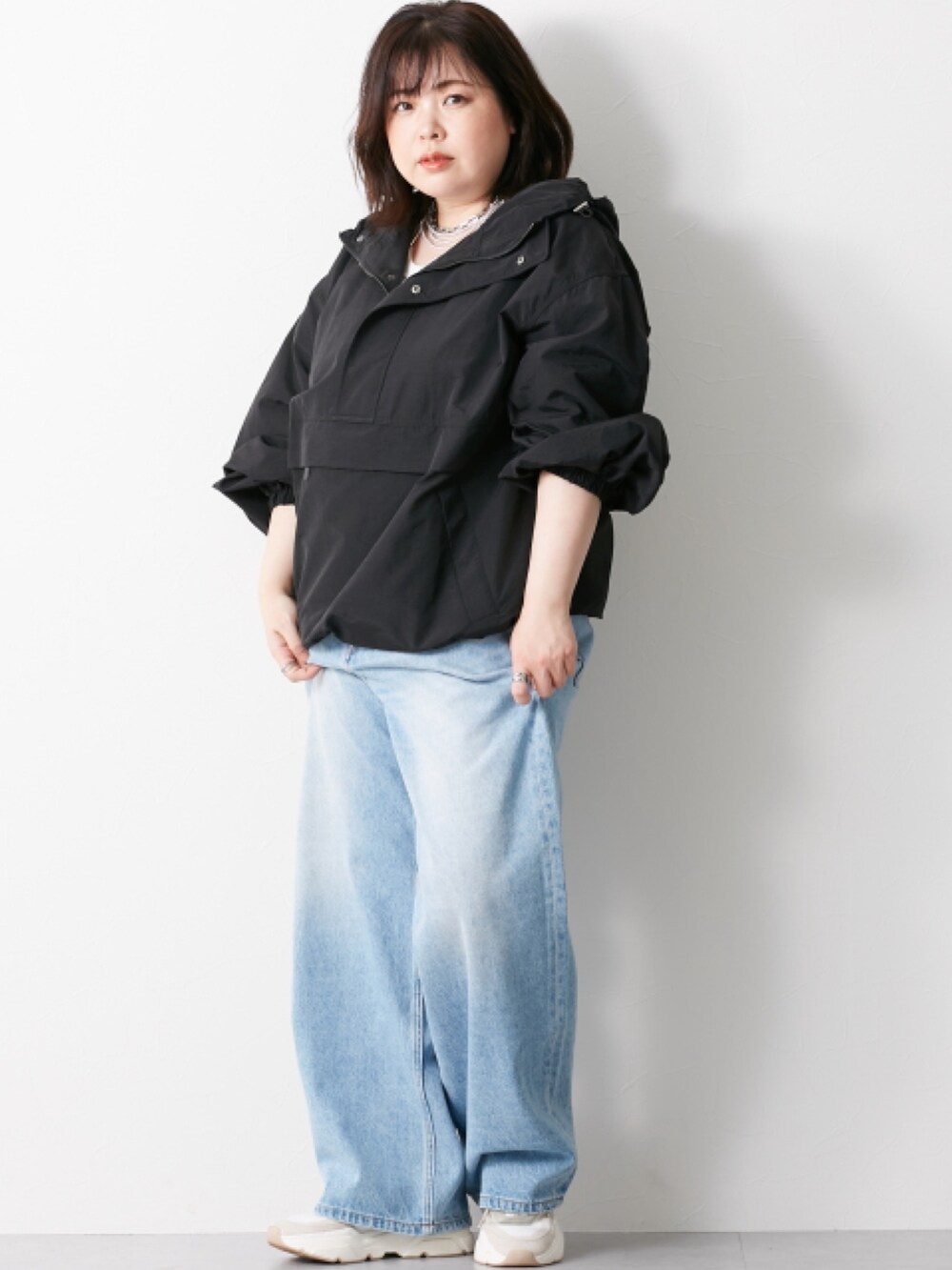 「大きいサイズレディースファッション、モデル、ぽっちゃり、CHIC STYLE、春コーデ、150cm台コーデ」｜「CHIC STYLEの大きいサイズ 綿100％タックバギーデニムパンツ シックスタイル（デニムパンツ、ブルー系）」を使った、nissen Smile Modelsさん（レディース・158cm）の冬コーディネートの2枚目の写真