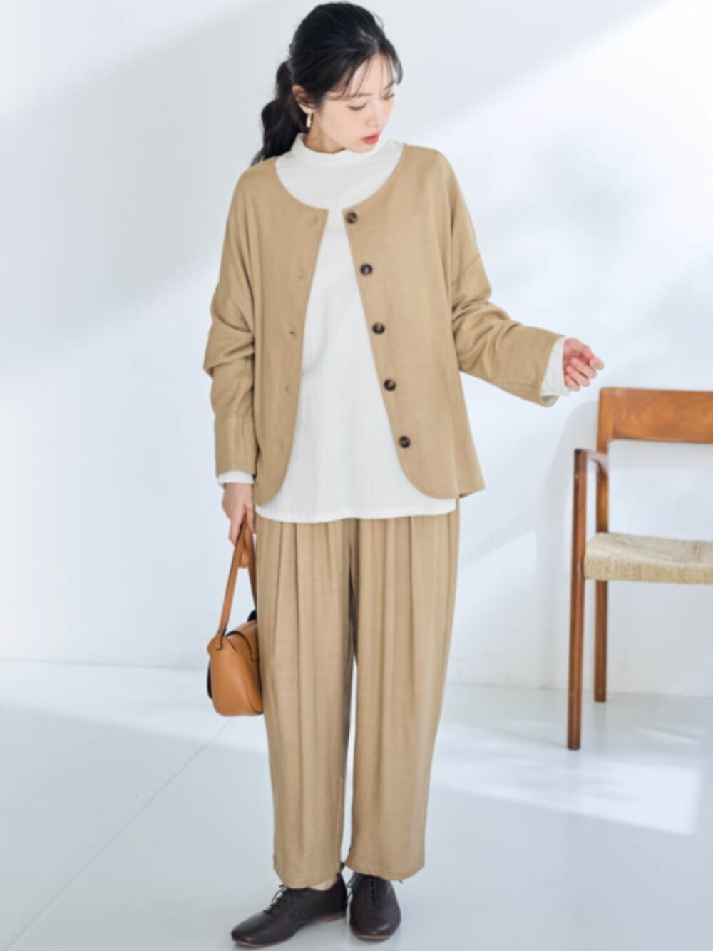 ベージュ系のノーカラージャケット、ベージュ系のその他パンツ、ホワイト系のシャツ/ブラウスを着用したレディースの冬コーディネートの2枚目の写真