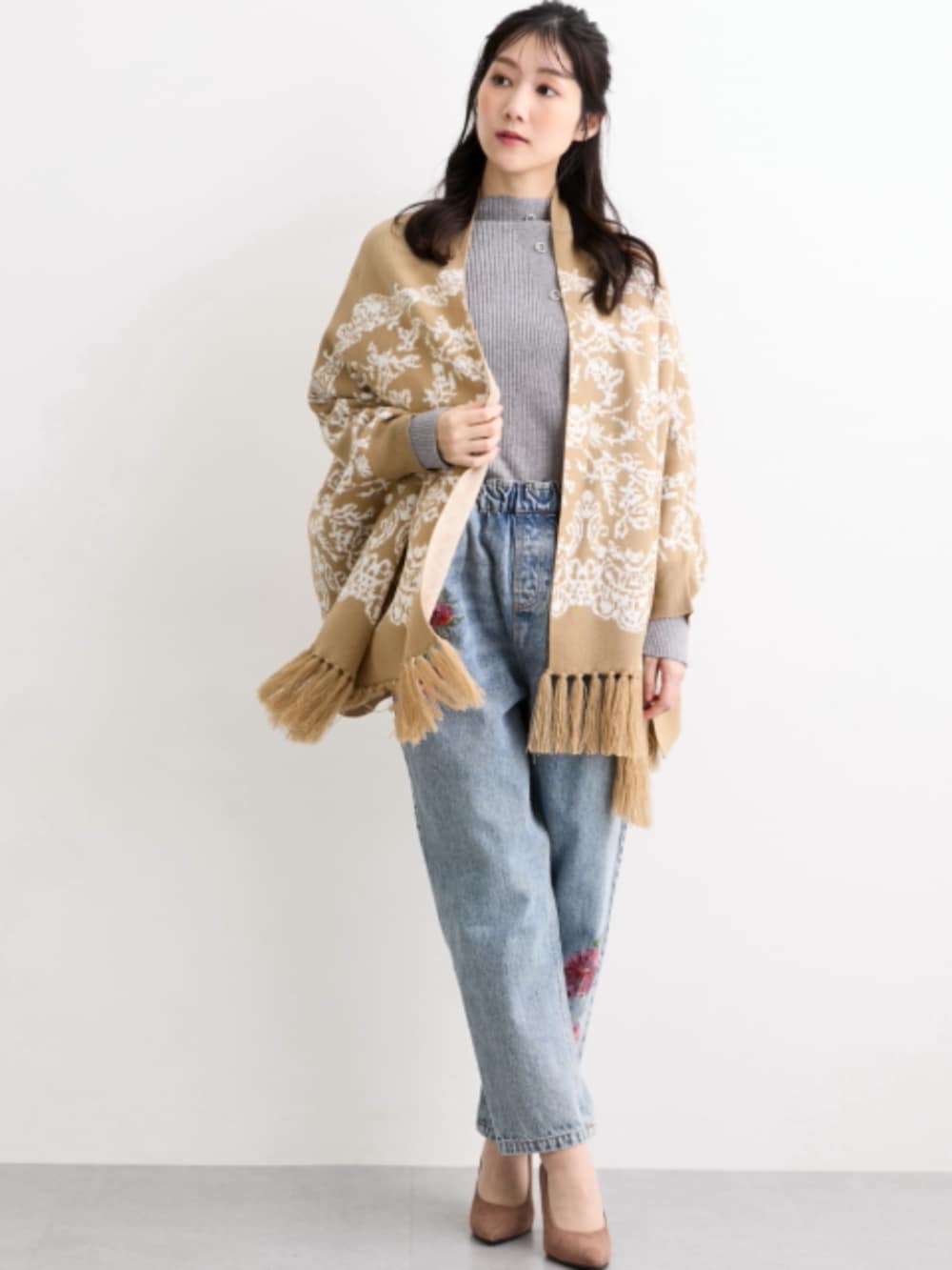 「大きいサイズレディースファッション、モデル、レギュラー、OtonaSMILE、アラフォーコーデ、Hana服、春コーデ」｜「nissenのビジューボタン使いラメニット【Hana服】（ニット/セーター、グレー系）」を使った、nissen Smile Modelsさん（レディース・165cm）の冬コーディネートの2枚目の写真