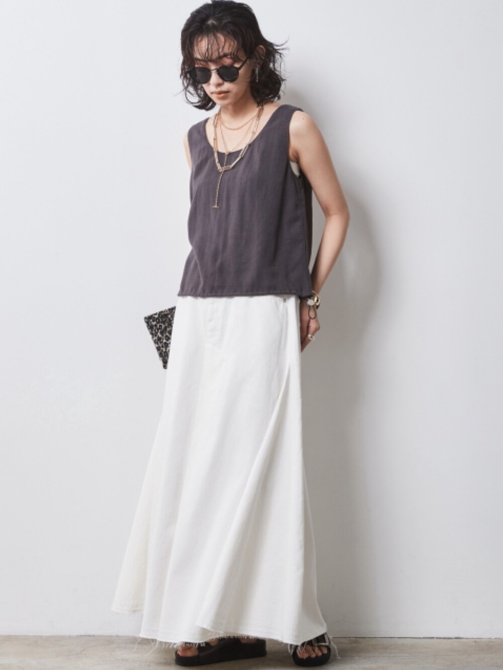 「モデル、skirt、キレイめ、きれいめカジュアル、夏コーデ、denim skirt、maxi skirt、レギュラー、大きいサイズレディースファッション、CHIC STYLE」｜「CHIC STYLEの大きいサイズ 綿100％デニムフレアマキシスカート シックスタイル（スカート、ホワイト系）」を使った、nissen Smile Modelsさん（レディース・163cm）の春コーディネートの2枚目の写真
