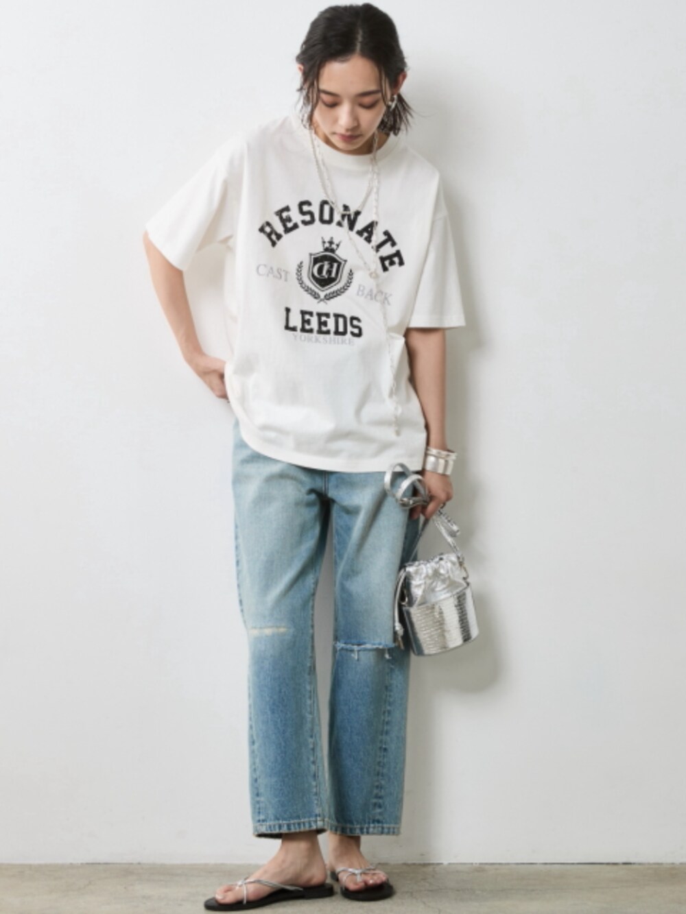 「大きいサイズレディースファッション、モデル、レギュラー、春コーデ、夏コーデ、きれいめカジュアル、CHIC STYLE、T-shirt、Outer、Rough」｜「CHIC STYLEのヴィンテージ風9分丈デニムパンツ＜大きいサイズ有＞シックスタイル（デニムパンツ、ブルー系）」を使った、nissen Smile Modelsさん（レディース・163cm）の春コーディネートの2枚目の写真