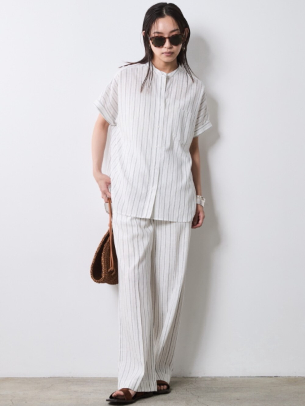 「モデル、きれいめカジュアル、SET UP、stripe、夏コーデ、Shirt、レギュラー、大きいサイズレディースファッション、CHIC STYLE」｜「CHIC STYLEのストライプフレンチスリーブシャツ＜大きいサイズ有＞シックスタイル（シャツ/ブラウス、ホワイト系）」を使った、nissen Smile Modelsさん（レディース・163cm）の夏コーディネートの2枚目の写真