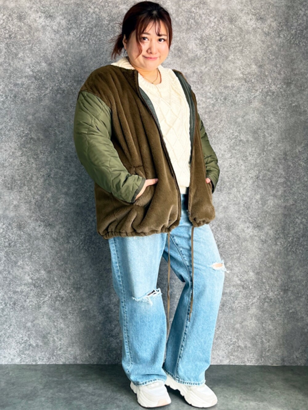 ホワイト系のニット/セーター、ブルー系のデニムパンツ、グリーン系のモッズコートを着用したレディースの秋コーディネートの2枚目の写真