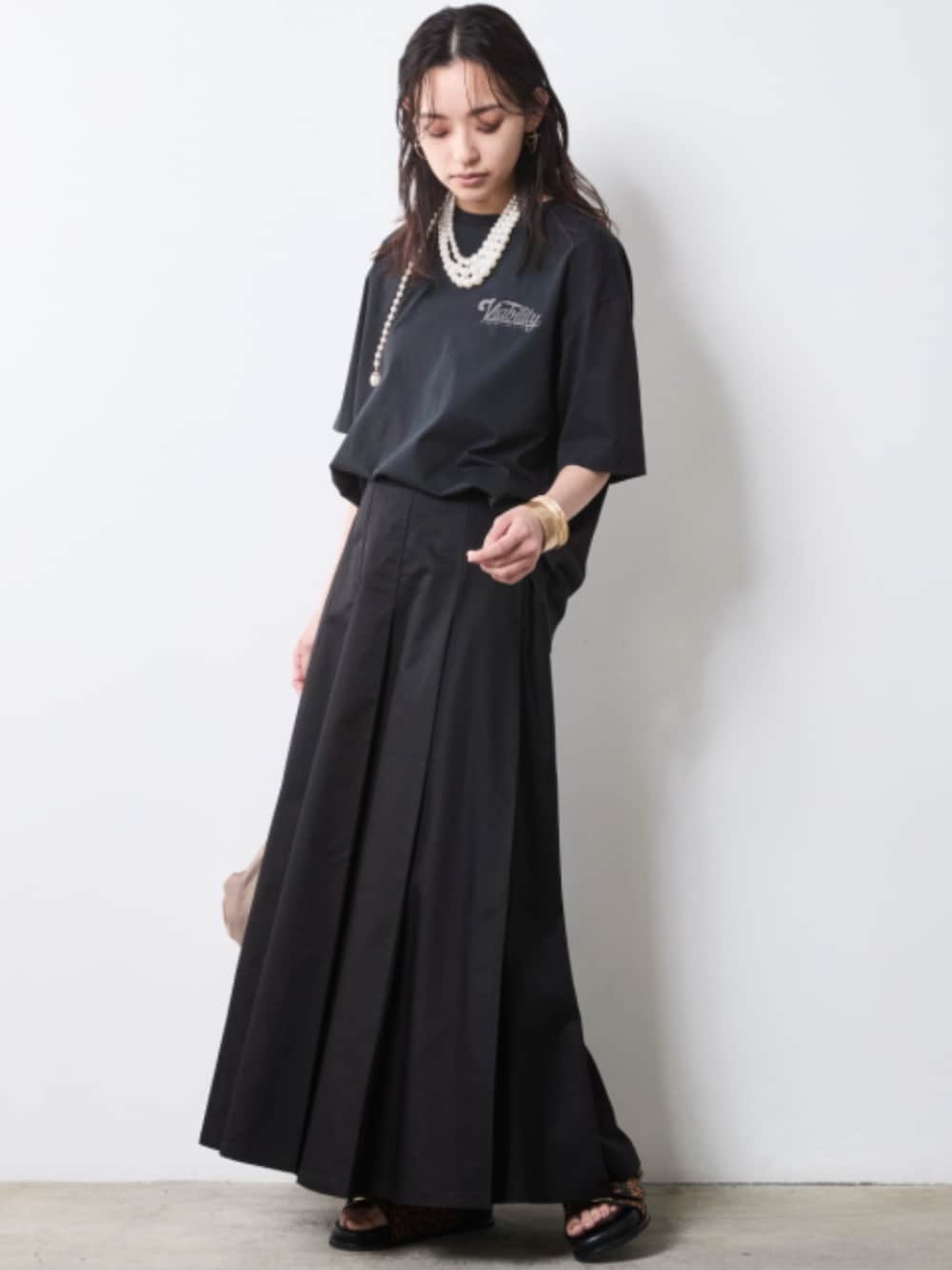「モデル、T-SHIRT、skirt、きれいめカジュアル、夏コーデ、ALL BLACK、maxi skirt、レギュラー、大きいサイズレディースファッション、CHIC STYLE、T-shirt」｜「CHIC STYLEのタックロングスカート＜大きいサイズ有＞シックスタイル（スカート、ブラック系）」を使った、nissen Smile Modelsさん（レディース・163cm）の夏コーディネートの2枚目の写真
