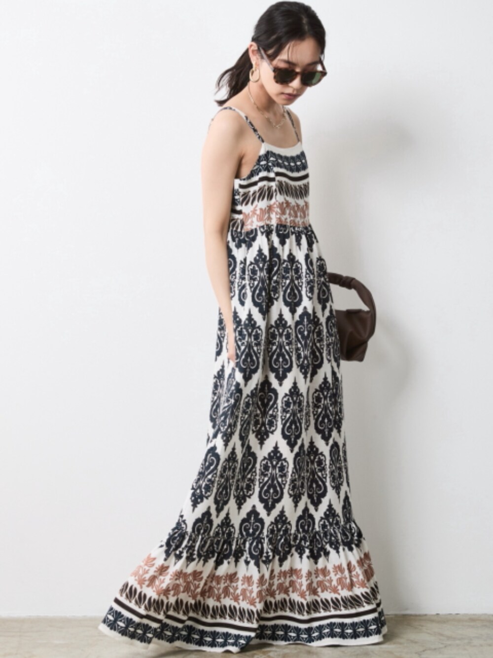 ブラック系のシャツ/ブラウス、ブラック系のワンピースを着用したレディースの春コーディネートの2枚目の写真