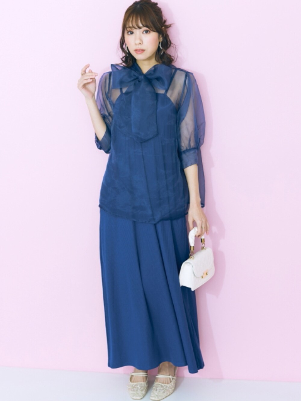 ブルー系のシャツ/ブラウス、ブルー系のワンピース、ホワイト系のベルトを着用したレディースの春コーディネートの3枚目の写真