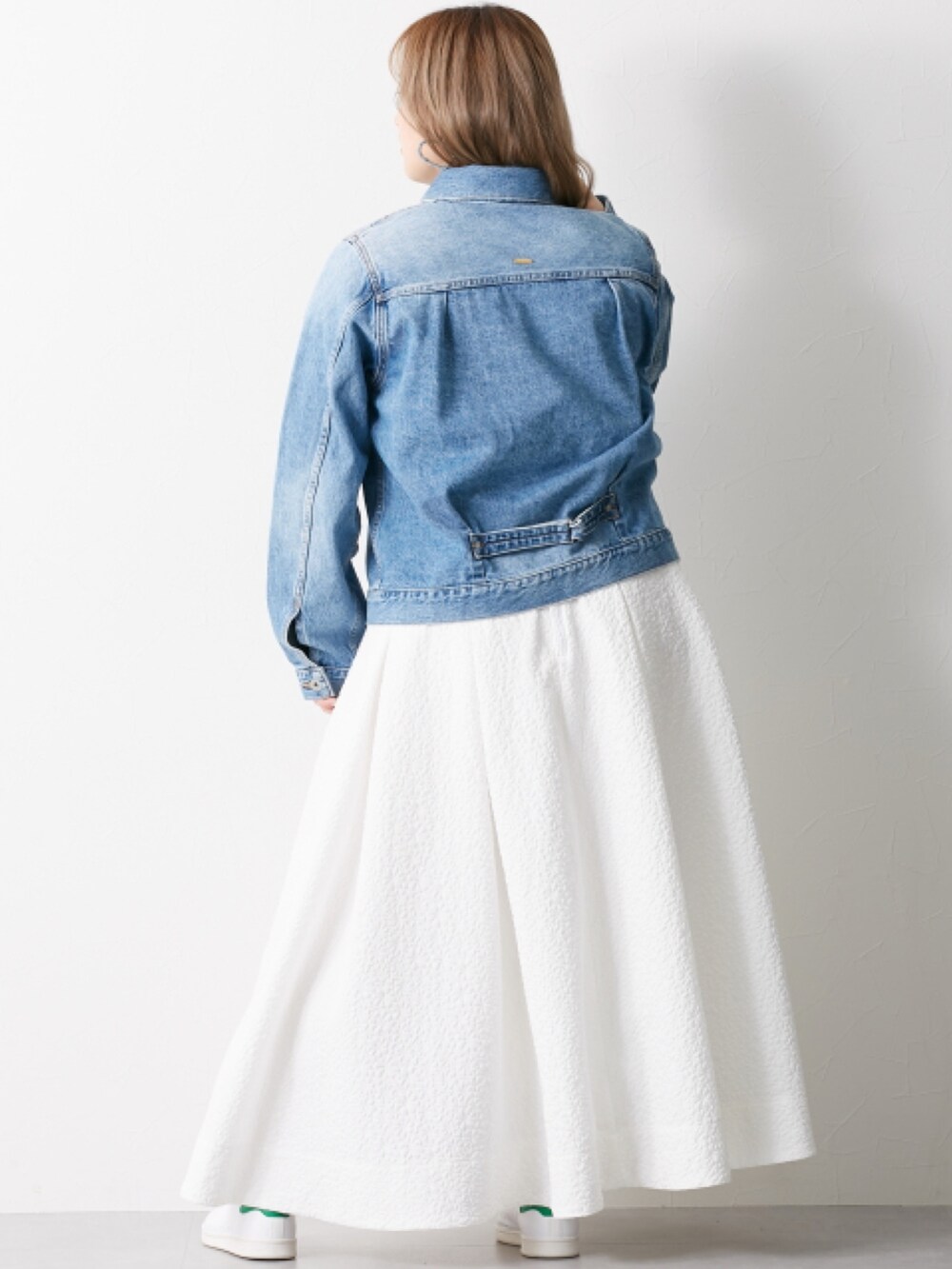 「大きいサイズレディースファッション、モデル、ぽっちゃり、CHIC STYLE、春コーデ、160cm台コーデ」｜「nissenの大きいサイズ 綿100％ヴィンテージ風デニムジャケット シックスタイル（ジャケット/アウター、ブルー系）」を使った、nissen Smile Modelsさん（レディース・160cm）の冬コーディネートの4枚目の写真