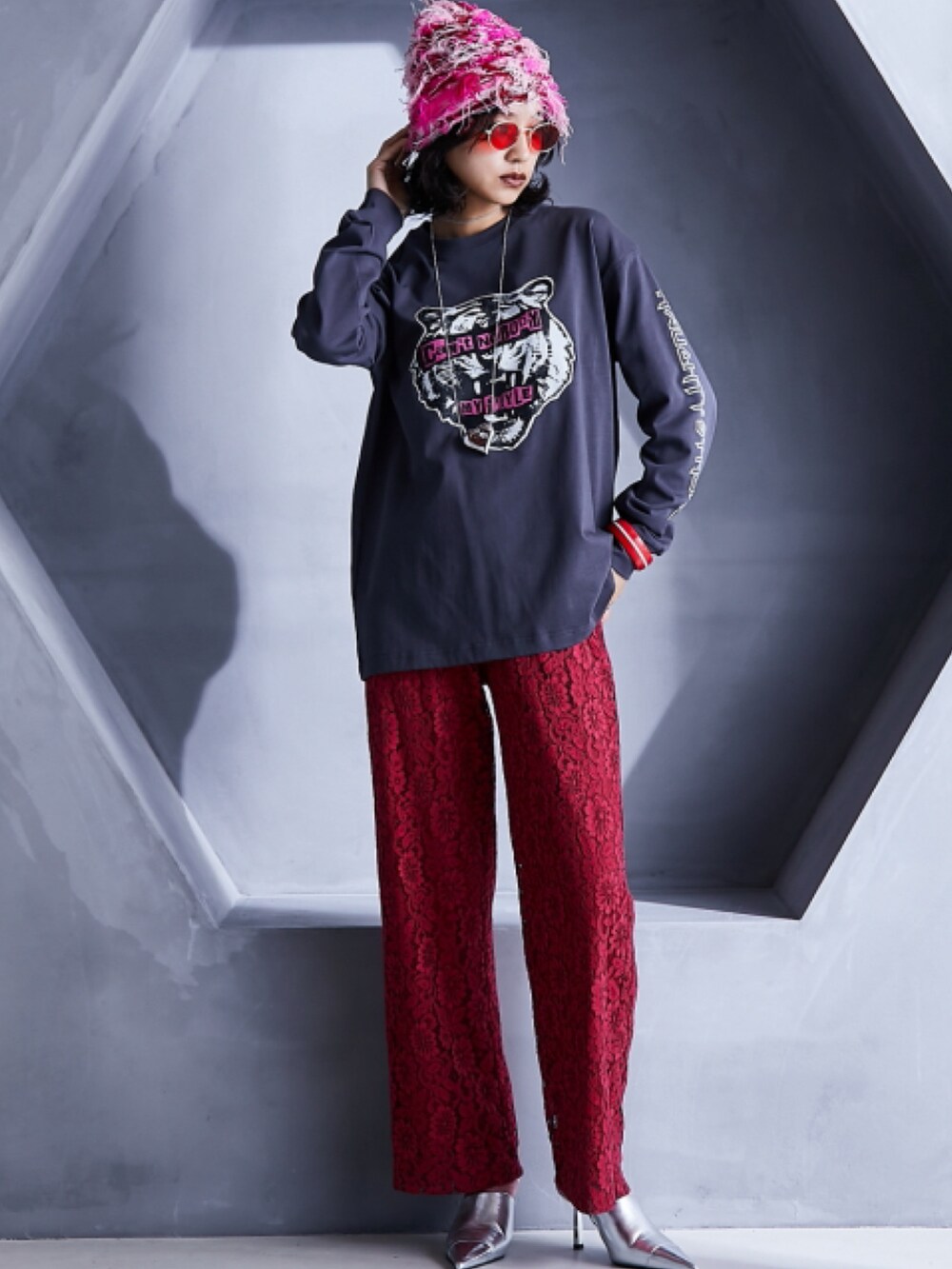 グレー系のTシャツ/カットソー、ピンク系のその他パンツ、グレー系のパーカーを着用したレディースの秋コーディネートの2枚目の写真