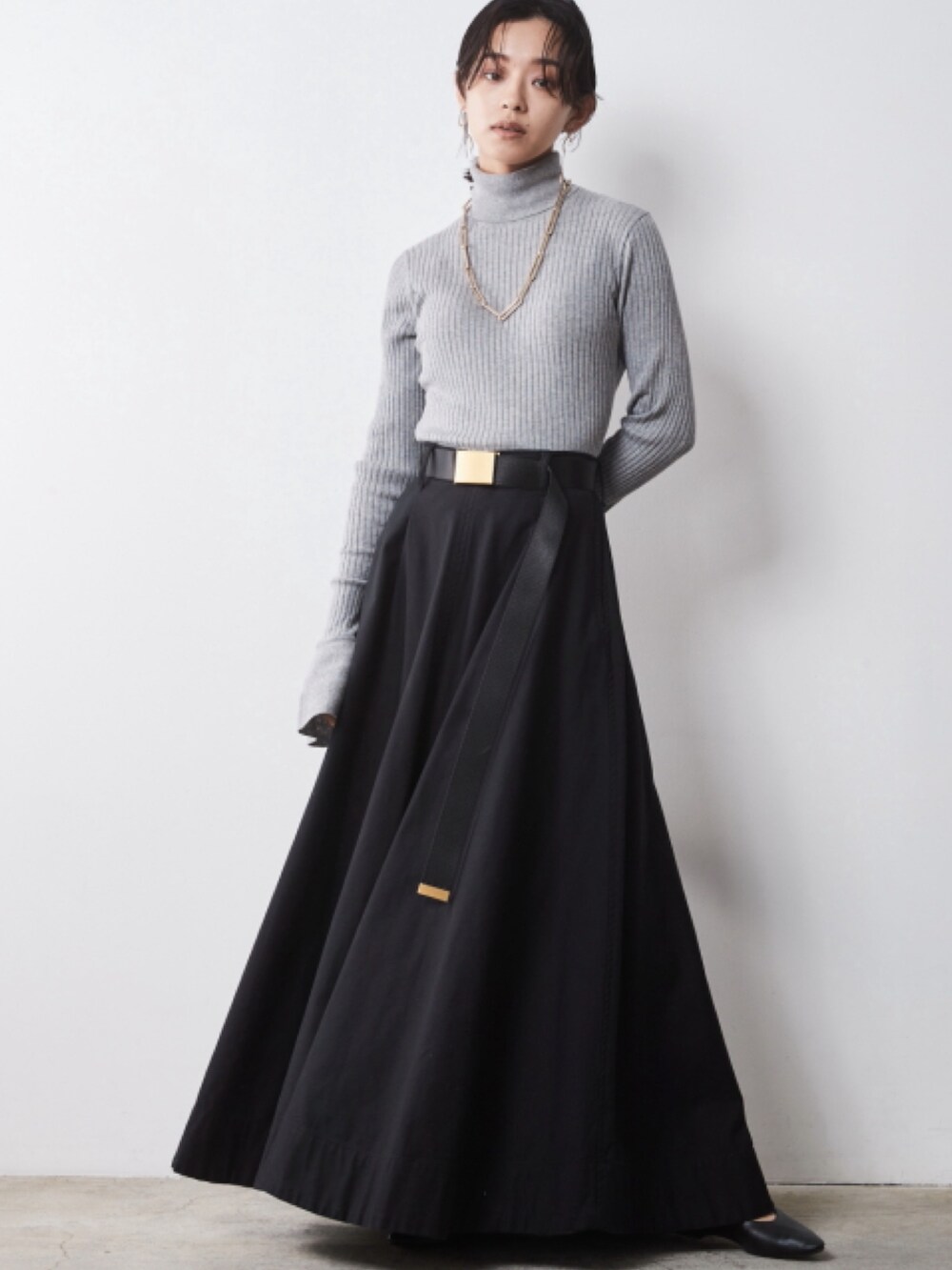 「大きいサイズレディースファッション、モデル、レギュラー、秋コーデ、CHIC STYLE、きれいめカジュアル、High neck、Gray×Black、Knit、Gray、Gradation、Monotone」｜「CHIC STYLEの大きいサイズ 綿100％ヴィンテージ風デニムジャケット シックスタイル（デニムジャケット、グレー系）」を使った、nissen Smile Modelsさん（レディース・163cm）の夏コーディネートの2枚目の写真