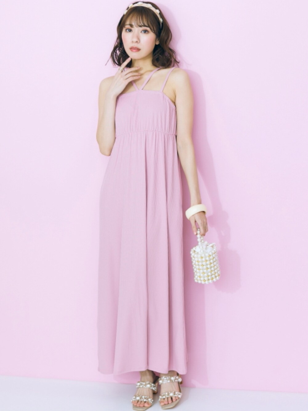 ピンク系のワンピース、ピンク系のカチューシャを着用したレディースの春コーディネートの2枚目の写真