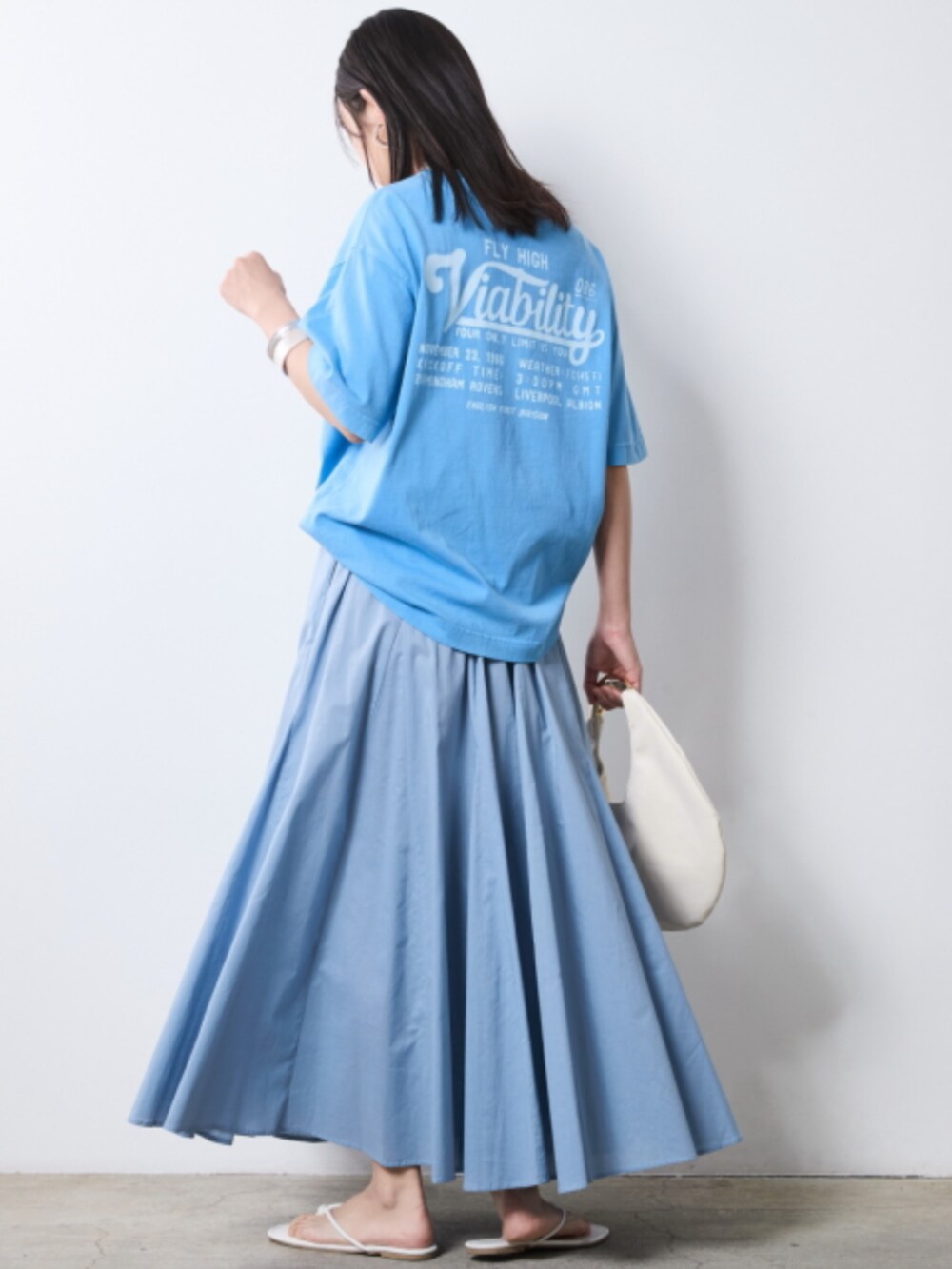 「モデル、T-SHIRT、skirt、blue、きれいめカジュアル、夏コーデ、レギュラー、大きいサイズレディースファッション、CHIC STYLE、T-shirt」｜「CHIC STYLEの後チャーム付3連パール調ネックレス（長め設計）　シックスタイル（ネックレス、ホワイト系）」を使った、nissen Smile Modelsさん（レディース・163cm）の夏コーディネートの2枚目の写真