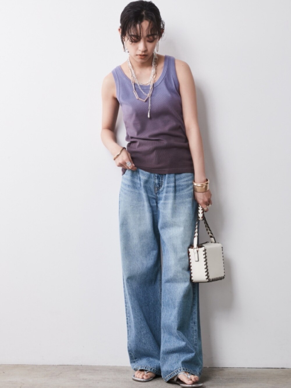 「denim、モデル、キレイめ、きれいめカジュアル、夏コーデ、gradation、レギュラー、大きいサイズレディースファッション、CHIC STYLE、Linen Mix」｜「CHIC STYLEの大きいサイズ 綿100％タックバギーデニムパンツ シックスタイル（デニムパンツ、ブルー系）」を使った、nissen Smile Modelsさん（レディース・163cm）の春コーディネートの2枚目の写真