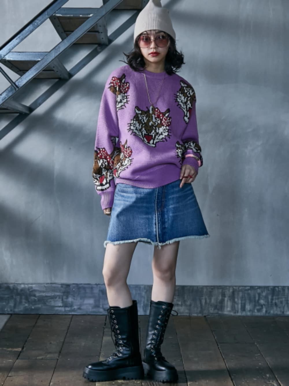 ブルー系のデニムスカート、ベージュ系のモッズコート、ピンク系のニット/セーターを着用したレディースの秋コーディネートの2枚目の写真