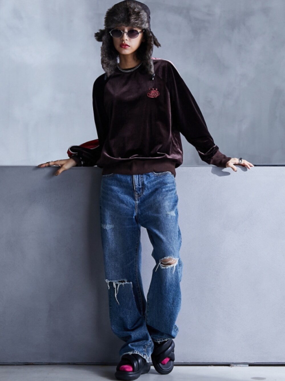 ブルー系のデニムパンツ、ブラウン系のTシャツ/カットソー、ピンク系のスカートを着用したレディースの秋コーディネートの2枚目の写真