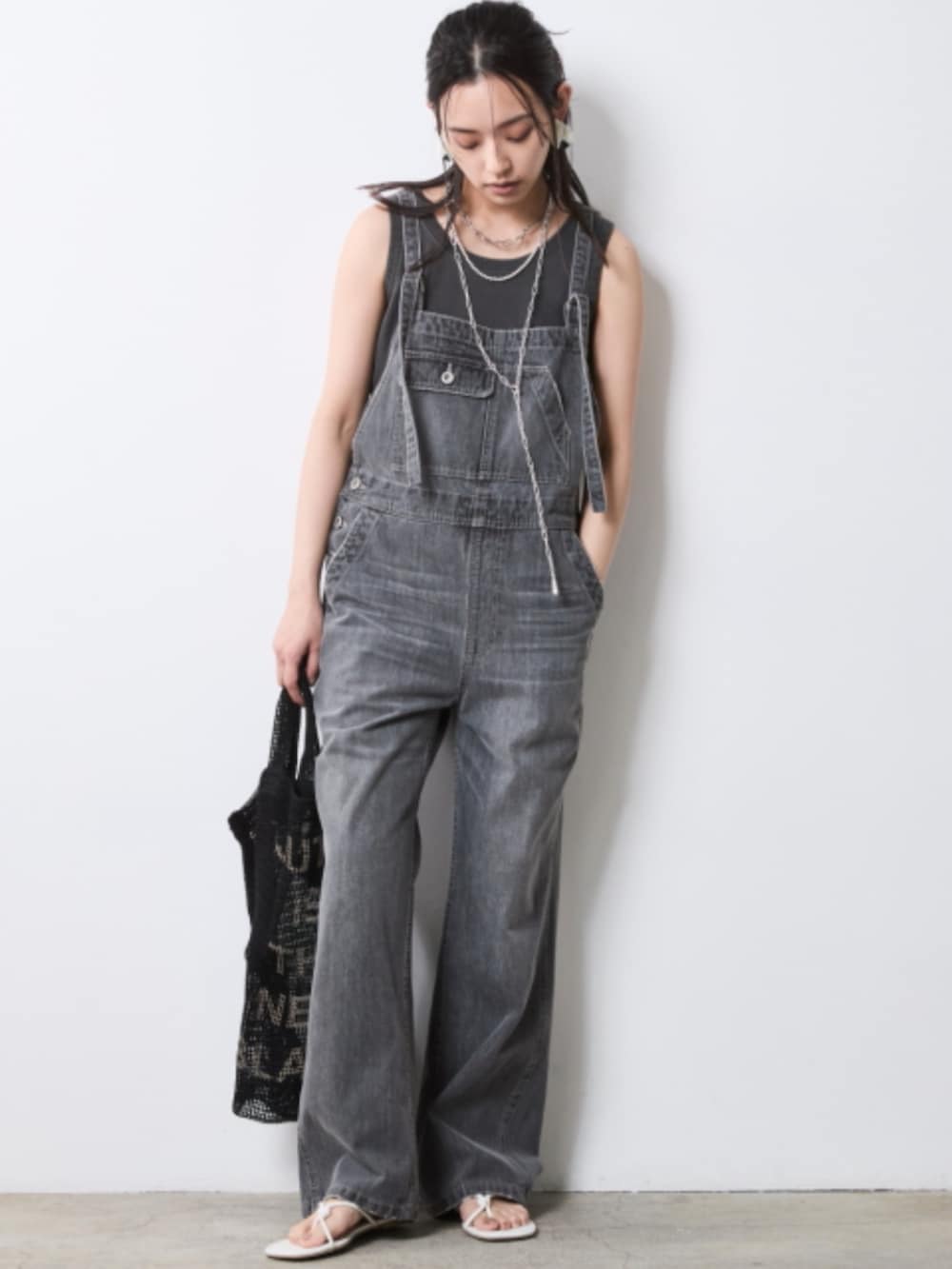 「denim、モデル、きれいめカジュアル、夏コーデ、cardigan、LAYERED、レギュラー、大きいサイズレディースファッション、CHIC STYLE」｜「CHIC STYLEのテレコタンクトップ＜大きいサイズ有＞シックスタイル（キャミソール、グレー系）」を使った、nissen Smile Modelsさん（レディース・163cm）の夏コーディネートの2枚目の写真