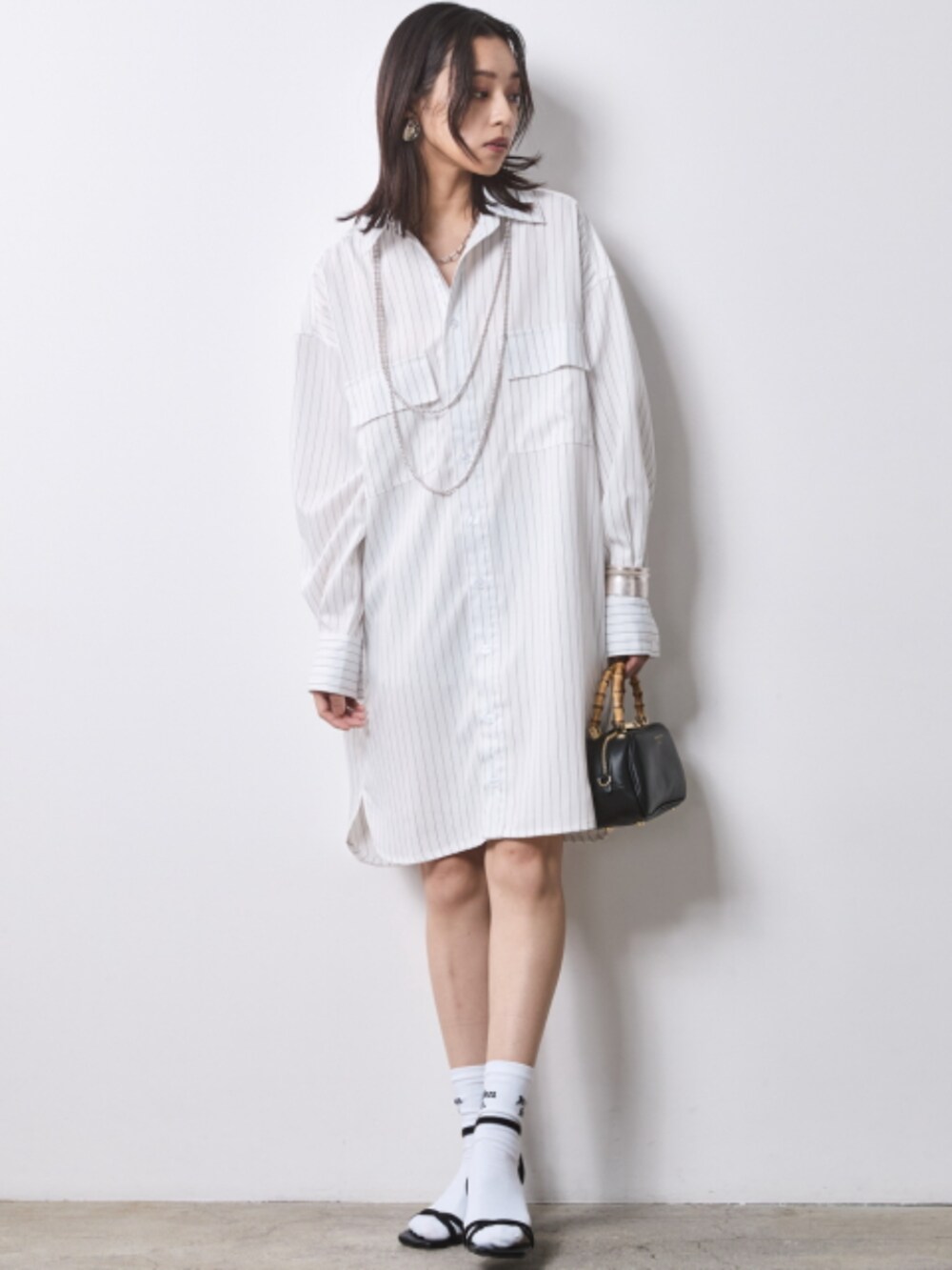 「大きいサイズレディースファッション、モデル、レギュラー、CHIC STYLE、春コーデ、きれいめカジュアル、One piece、Coat、Spring Outer、Stripe」｜「CHIC STYLEの綿100％ショートトレンチコート ＜大きいサイズ有＞シックスタイル　（トレンチコート、ベージュ系）」を使った、nissen Smile Modelsさん（レディース・163cm）の冬コーディネートの2枚目の写真