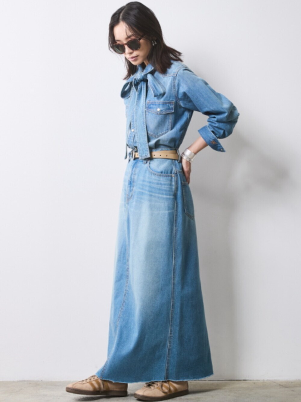 「大きいサイズレディースファッション、モデル、レギュラー、CHIC STYLE、春コーデ、きれいめカジュアル、Denim、Maxi Skirt、Denim Skirt、Set Up」｜「CHIC STYLEのライトオンスデニムロングスカート ＜大きいサイズ有＞シックスタイル（デニムスカート、ブルー系）」を使った、nissen Smile Modelsさん（レディース・163cm）の冬コーディネートの2枚目の写真