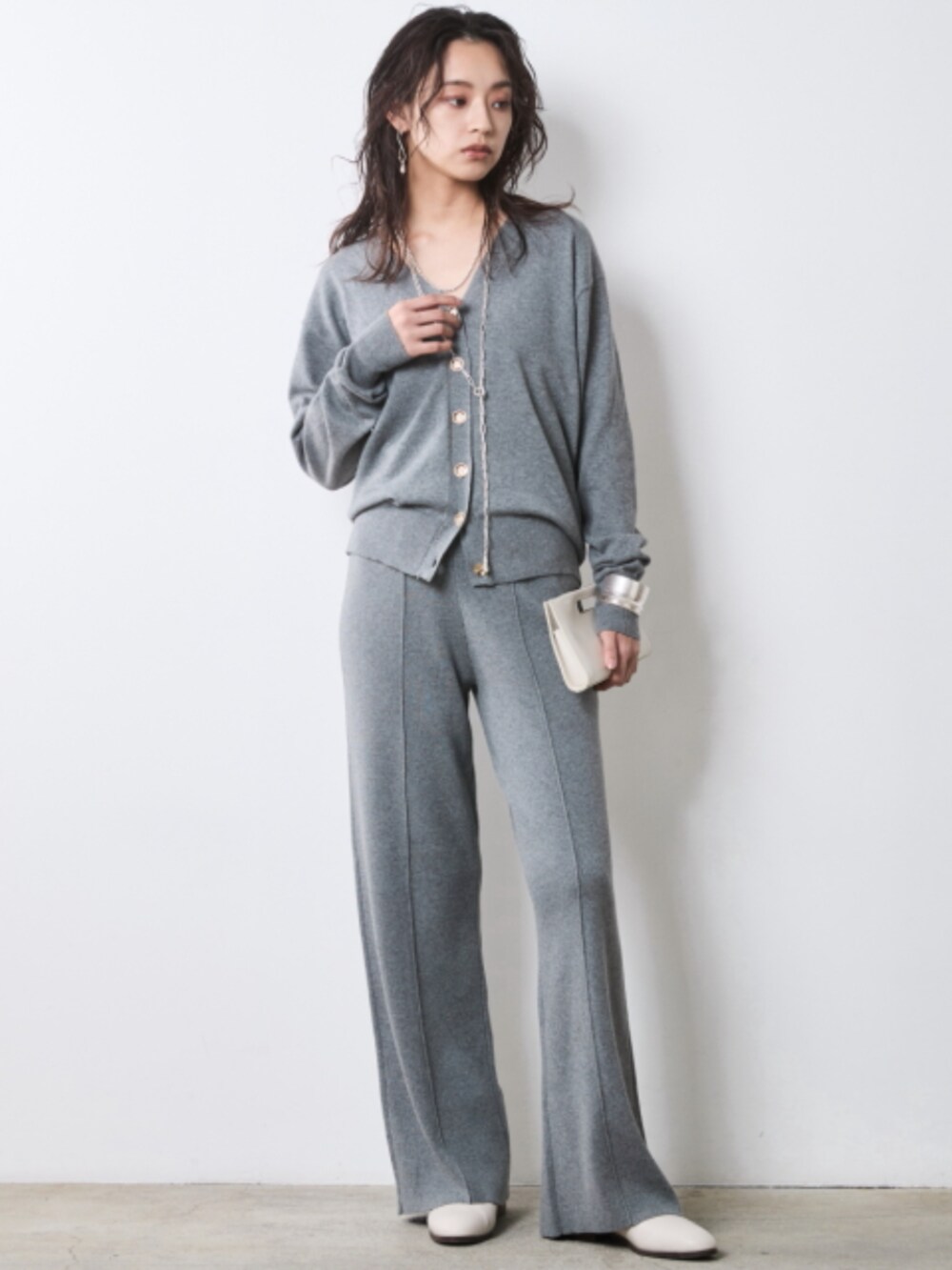 グレー系のカーディガン/ボレロ、グレー系のその他パンツ、グレー系のベストを着用したレディースの秋コーディネートの2枚目の写真
