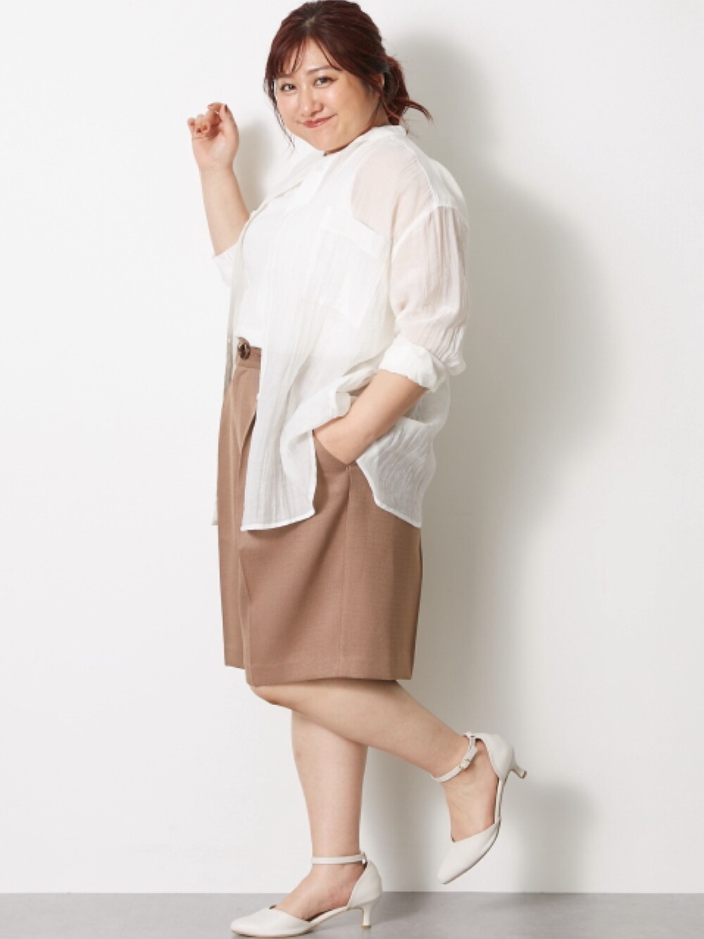 ホワイト系のシャツ/ブラウス、ブラウン系のその他パンツを着用したレディースの冬コーディネートの2枚目の写真