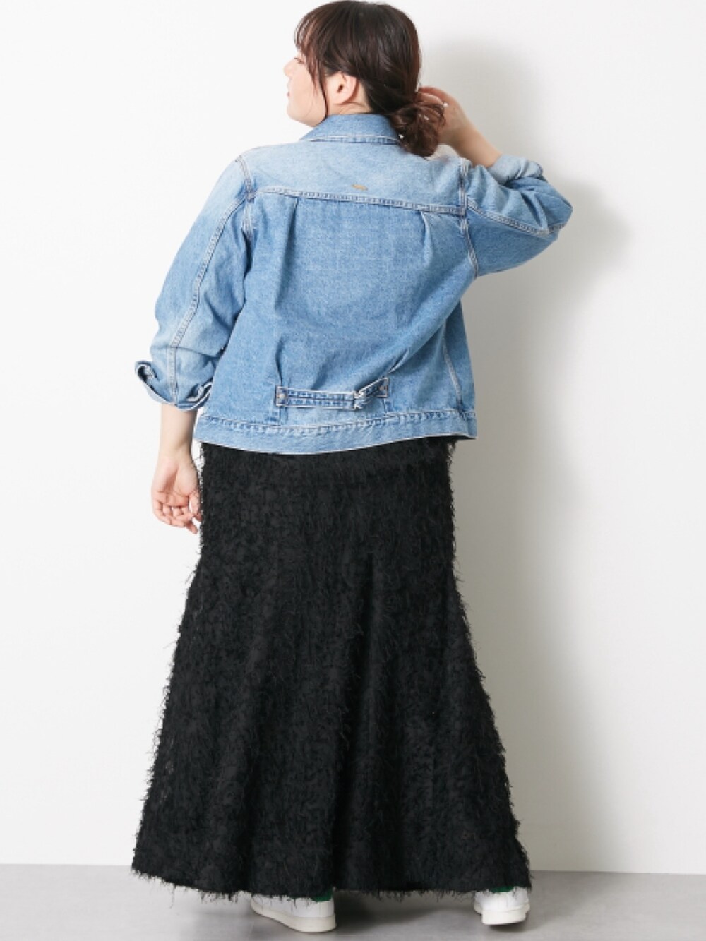 「大きいサイズレディースファッション、モデル、ぽっちゃり、CHIC STYLE、春コーデ、キレイめ、きれいめカジュアル、150cm台コーデ」｜「nissenの大きいサイズ 綿100％ヴィンテージ風デニムジャケット シックスタイル（ジャケット/アウター、ブルー系）」を使った、nissen Smile Modelsさん（レディース・157cm）の春コーディネートの2枚目の写真