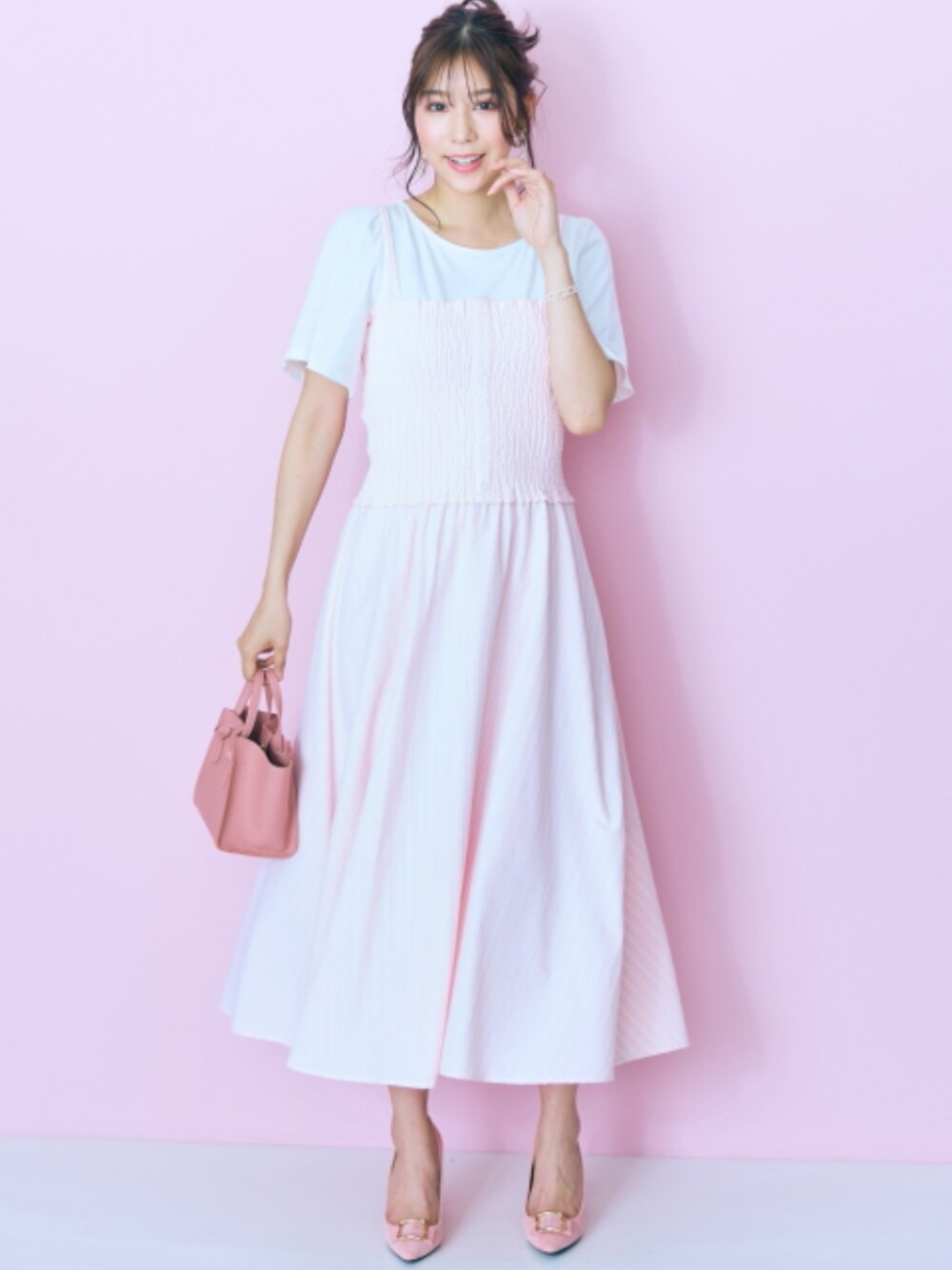 ピンク系のワンピース、ホワイト系のTシャツ/カットソーを着用したレディースの夏コーディネートの2枚目の写真