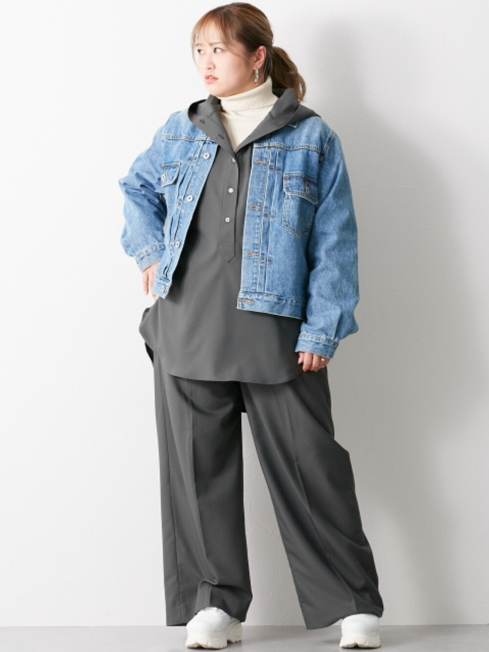 「大きいサイズレディースファッション、モデル、ぽっちゃり、CHIC STYLE、春コーデ、160cm台コーデ」｜「nissenの大きいサイズ 綿100％ヴィンテージ風デニムジャケット シックスタイル（ジャケット/アウター、ブルー系）」を使った、nissen Smile Modelsさん（レディース・160cm）の冬コーディネートの2枚目の写真